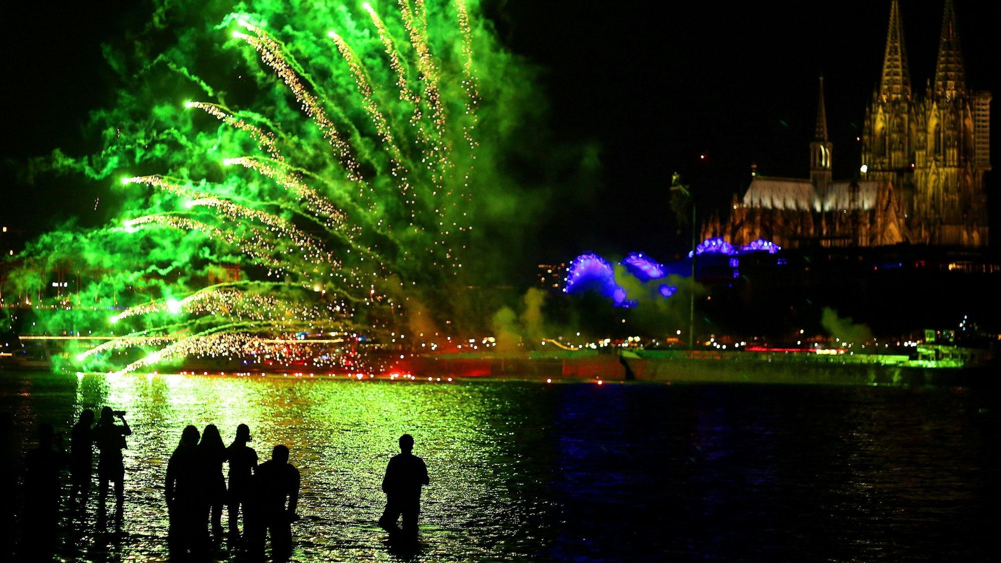 Viele Tausende Besucher werden auch dieses Jahr bei den Kölner Lichtern dabei sein, um das große Feuerwerk zu bestaunen. Für Tiere sind die spektakulären Geschosse dagegen eine Belastung.