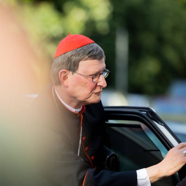 Kardinal Rainer Maria Woelki, Erzbischof von Köln, kommt zur Basilika St. Margareta. Der Kölner Kardinal will hier trotz Proteste 17 Jugendliche in der Düsseldorfer Gemeinde firmen. Mehr als 140 Mitglieder der Gemeinde St. Margareta hatten Woelki in einem Offenen Brief aufgefordert, von der Firmung abzusehen. +++ dpa-Bildfunk +++