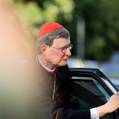 Kardinal Rainer Maria Woelki, Erzbischof von Köln, kommt zur Basilika St. Margareta. Der Kölner Kardinal will hier trotz Proteste 17 Jugendliche in der Düsseldorfer Gemeinde firmen. Mehr als 140 Mitglieder der Gemeinde St. Margareta hatten Woelki in einem Offenen Brief aufgefordert, von der Firmung abzusehen. +++ dpa-Bildfunk +++