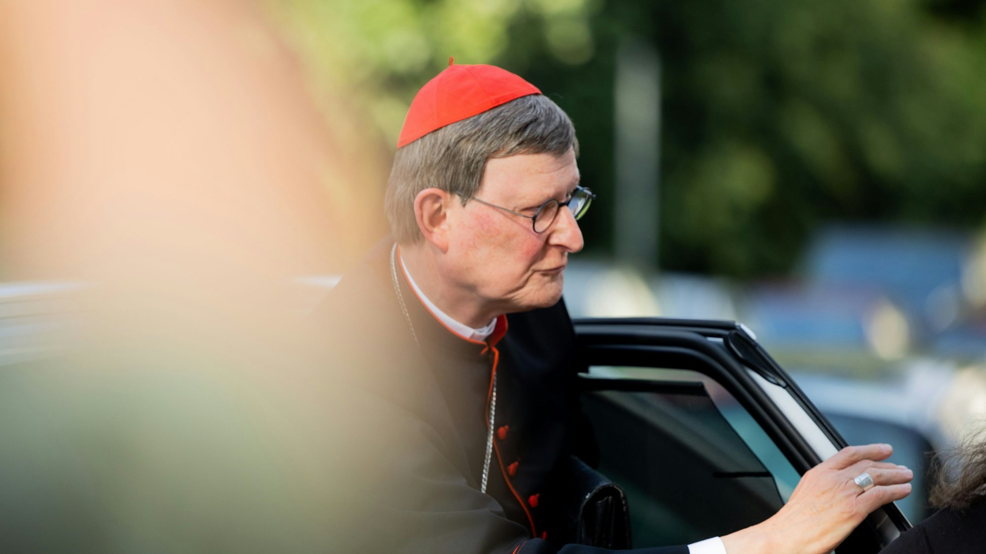 Kardinal Rainer Maria Woelki, Erzbischof von Köln, kommt zur Basilika St. Margareta. Der Kölner Kardinal will hier trotz Proteste 17 Jugendliche in der Düsseldorfer Gemeinde firmen. Mehr als 140 Mitglieder der Gemeinde St. Margareta hatten Woelki in einem Offenen Brief aufgefordert, von der Firmung abzusehen. +++ dpa-Bildfunk +++