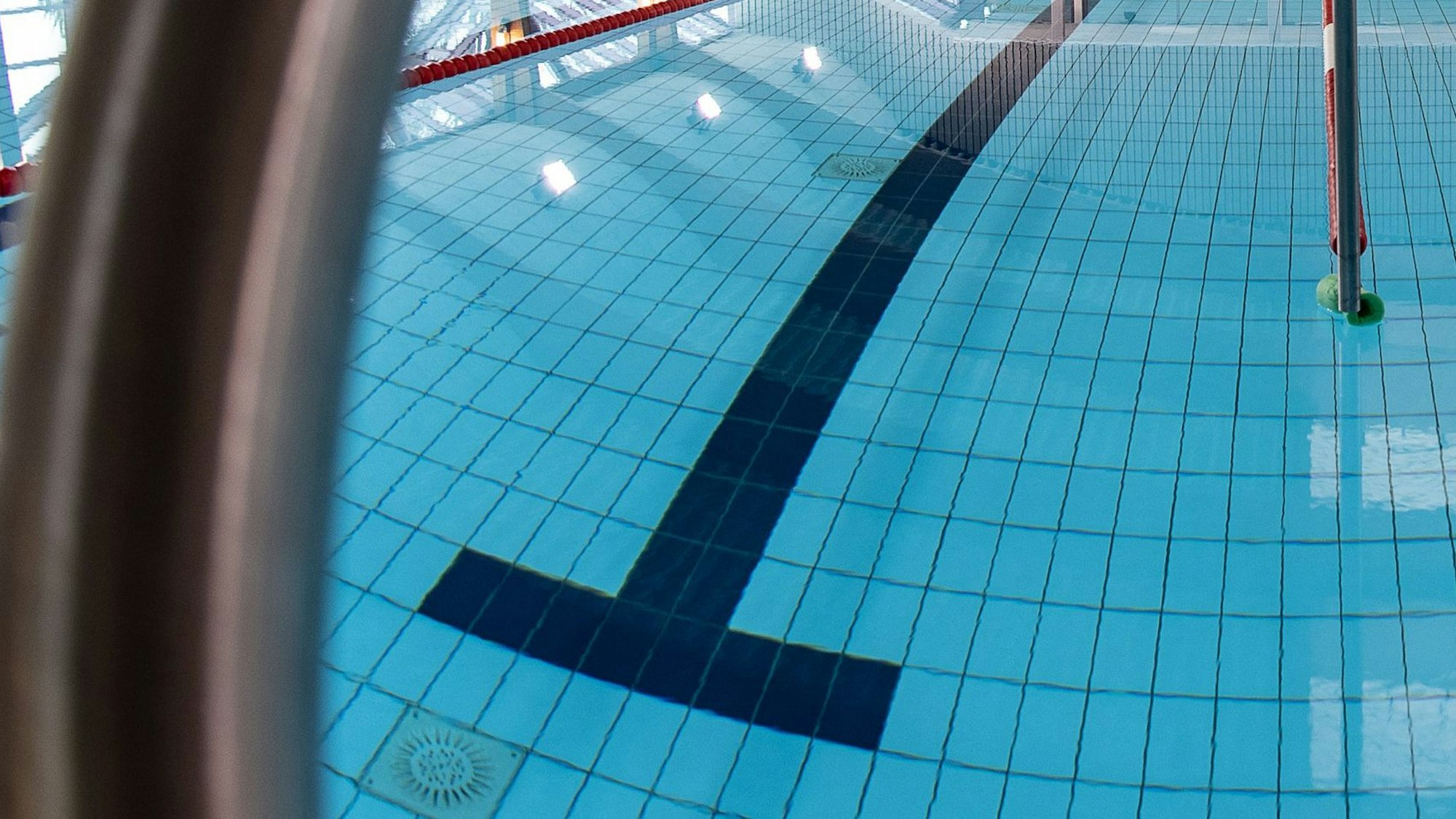 Blick auf das Schwimmbecken im Hallenschwimmbad «Badeparadies Eiswiese».