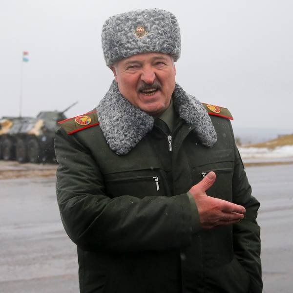 Alexander Lukaschenko, Präsident von Belarus, gestikuliert bei einem Gespräch mit Journalisten auf dem Truppenübungsplatz Osipovichi. Bei einem Treffen mit Wladimir Putin war nun auch die Wagner-Gruppe Thema. (Archivbild)