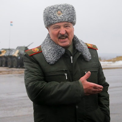 Alexander Lukaschenko, Präsident von Belarus, gestikuliert bei einem Gespräch mit Journalisten auf dem Truppenübungsplatz Osipovichi. Bei einem Treffen mit Wladimir Putin war nun auch die Wagner-Gruppe Thema. (Archivbild)