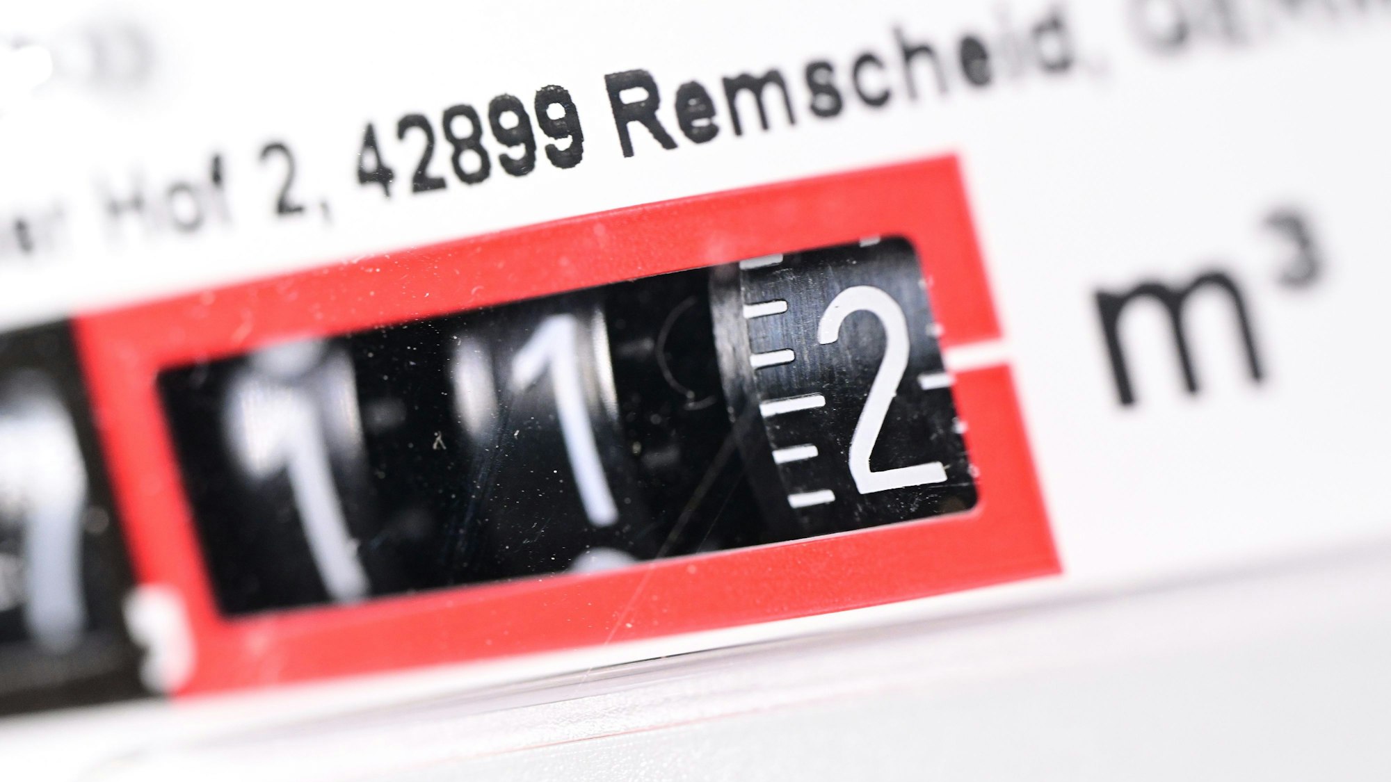 ARCHIV - 04.08.2022, Baden-Württemberg, Stuttgart: Die Anzeige einer Gasuhr in einem Privathaus. Die Bundesregierung will das Problem der hohen Gaspreise angehen - doch die Finanzierung bleibt unklar. (zu dpa: "Lindner will Schuldenbremse einhalten trotz Gaspreisbremse") Foto: Bernd Weißbrod/dpa +++ dpa-Bildfunk +++