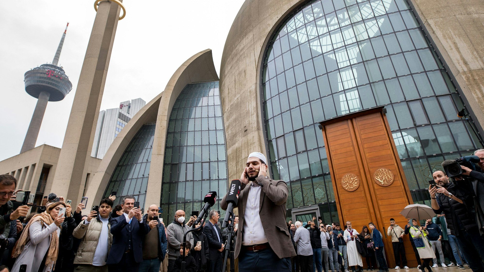 Vor einem Jahr: Am 14. Oktober 2022 ruft Mustafa Kader zum ersten Mal öffentlich zum Freitagsgebet.