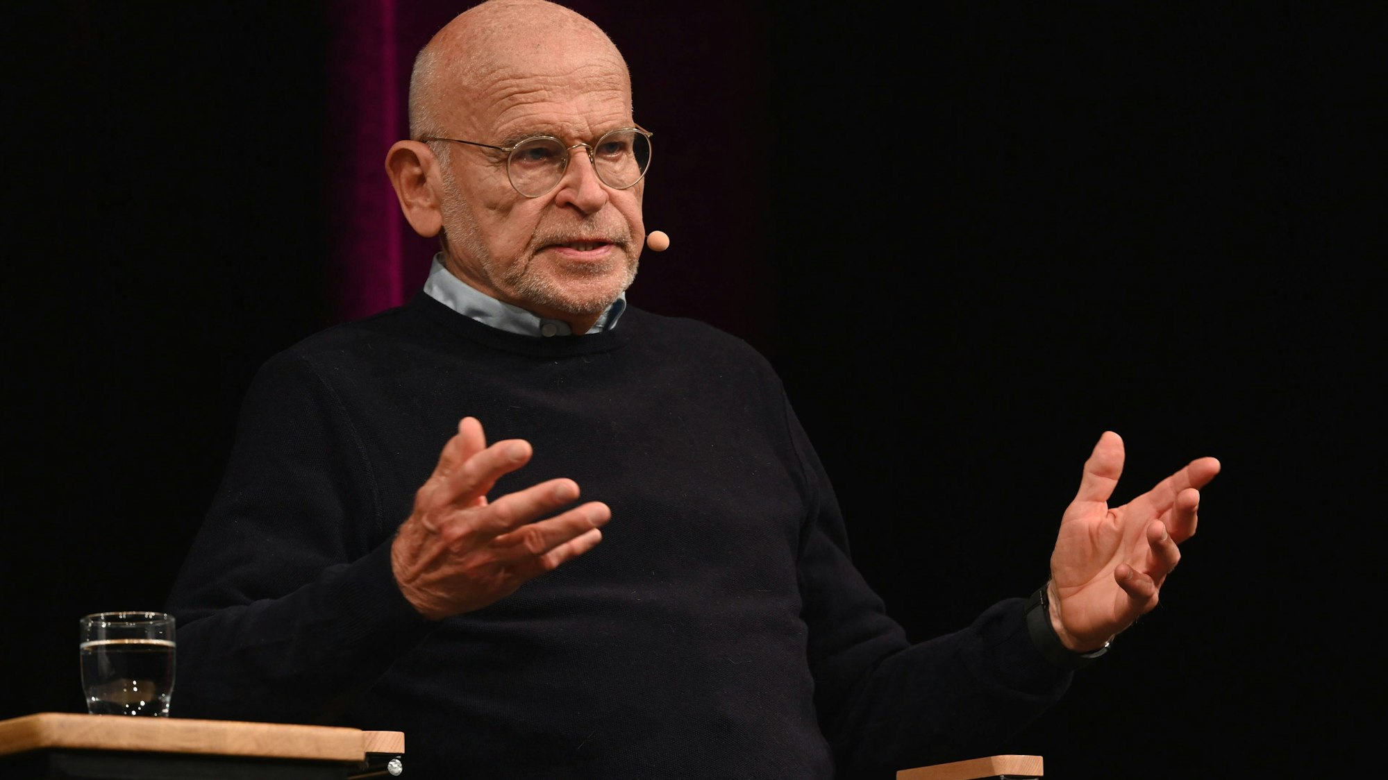 Der Journalist und Schriftsteller Günter Wallraff auf der Bühne der Lit Cologne. (Archvibild)