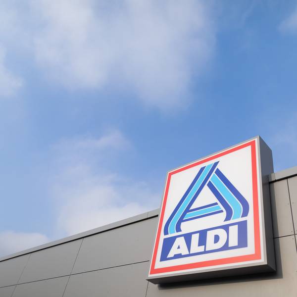 Blick auf ein Firmen-Logo an einem Aldi-Discounter in Essen. Aldi Nord geht gegen rassistische Kommentare gegen ein Modell in einem Prospekt vor.