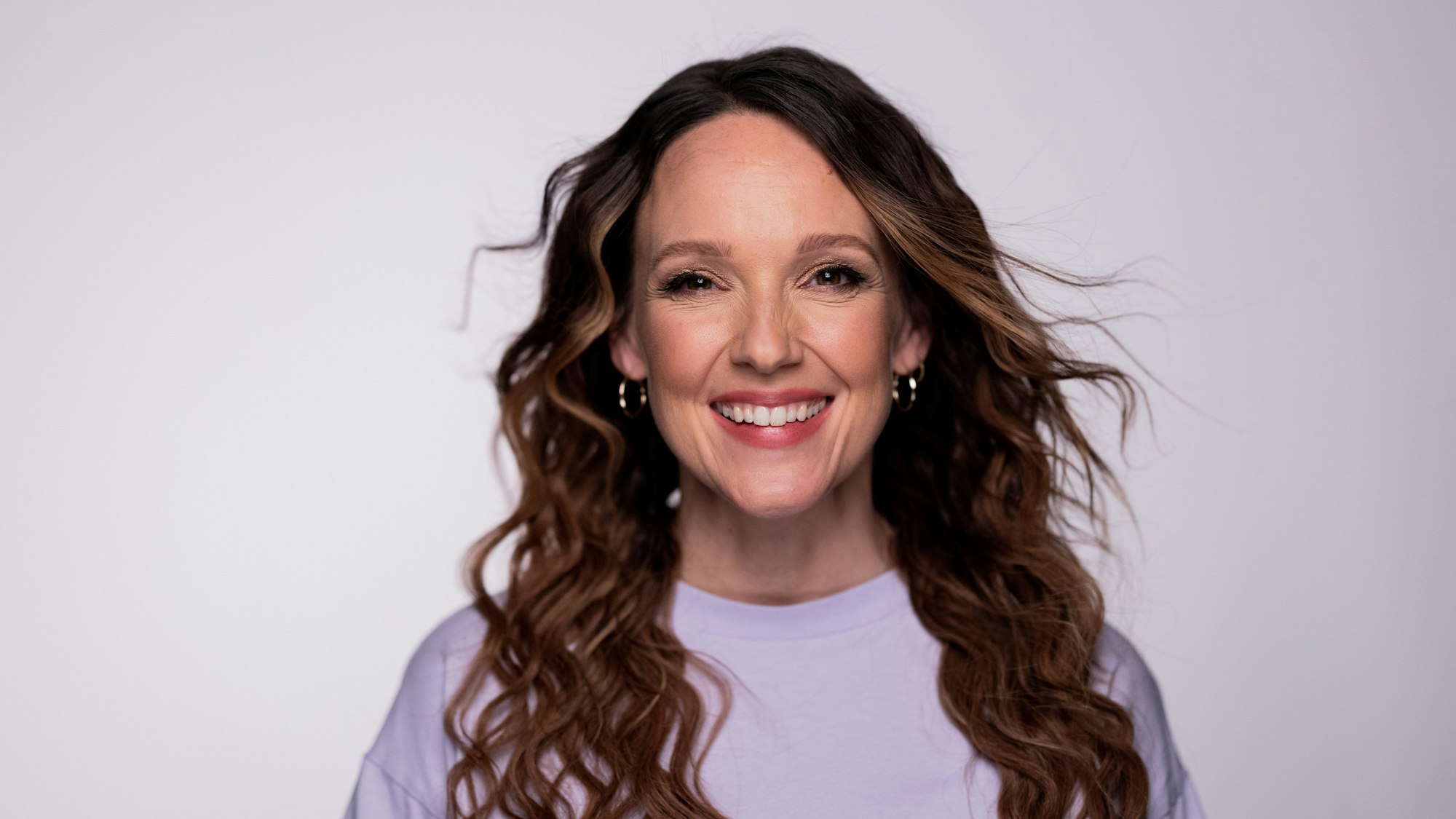 Carolin Kebekus steht in einem Studio.