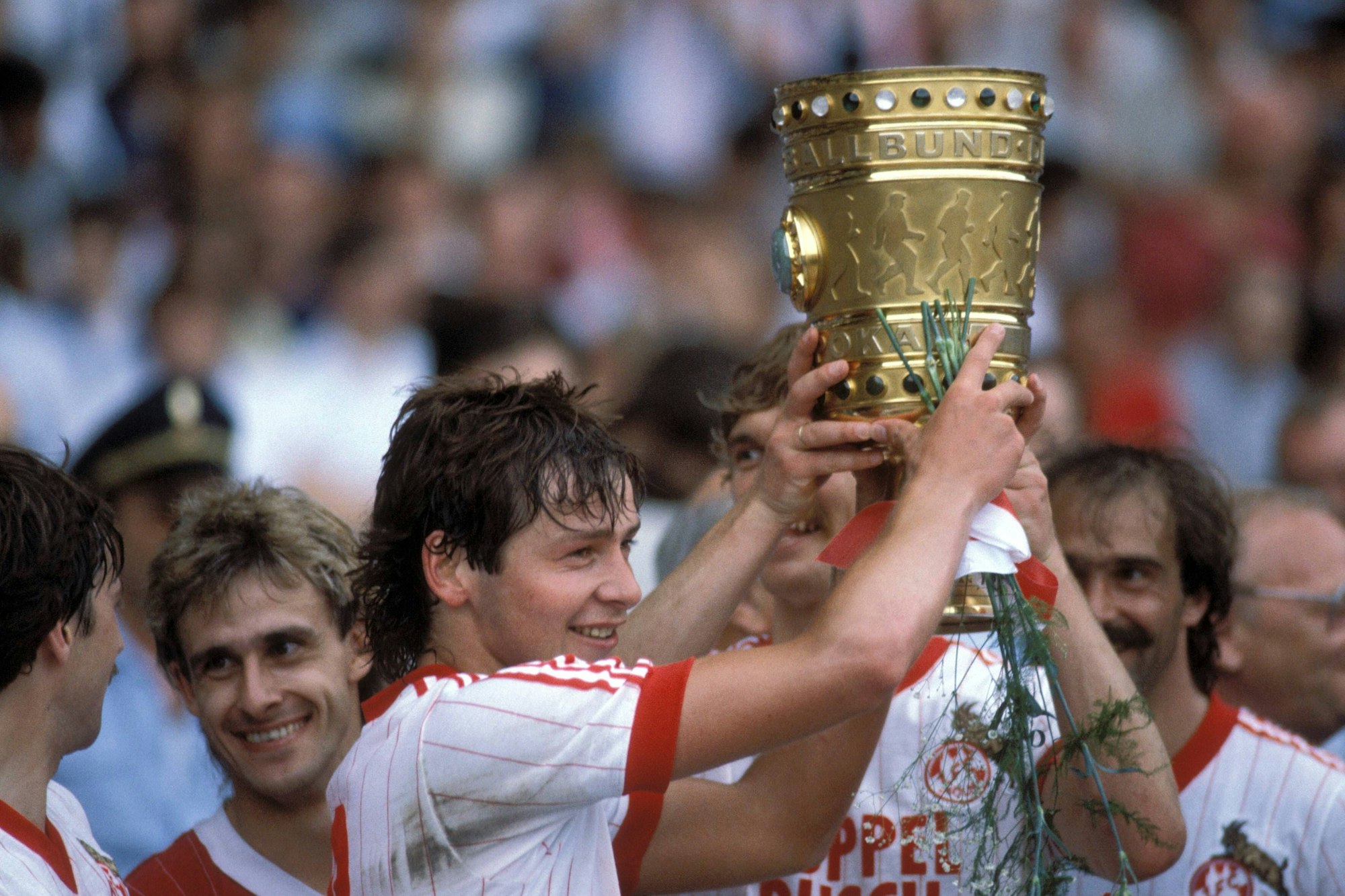 Fußball, DFB-Pokalfinale 1982/1983, 1. FC Köln - Fortuna Köln Stefan Engels Köln mit dem DFB-Pokal