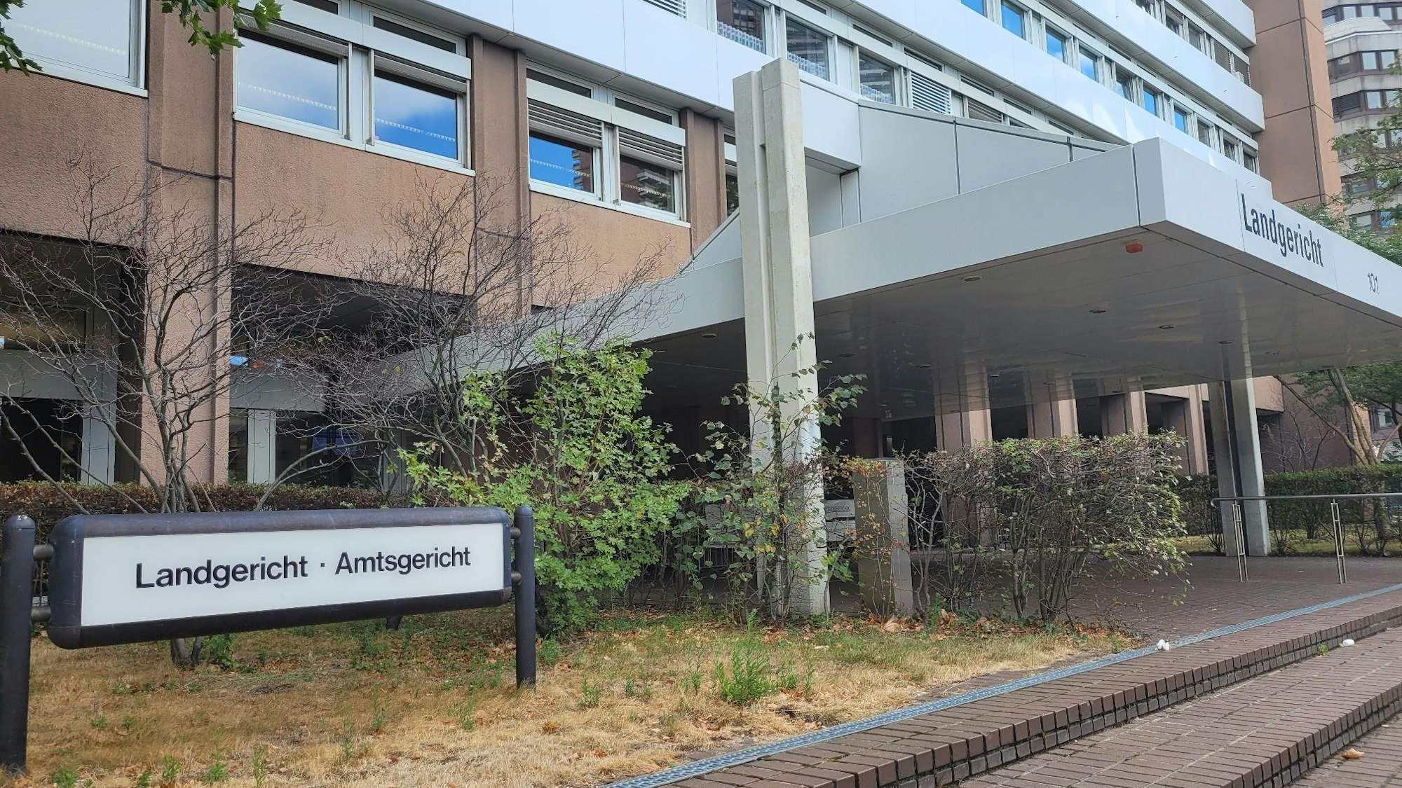 Blick auf den gemeinsamen Eingangsbereich des Landgerichts und des Amtsgerichts in Köln.