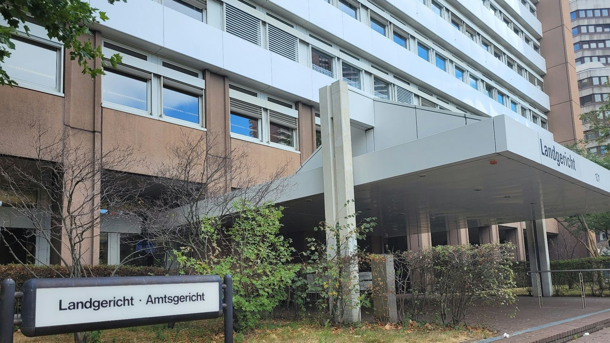 Das Portal des Landgerichts Köln
