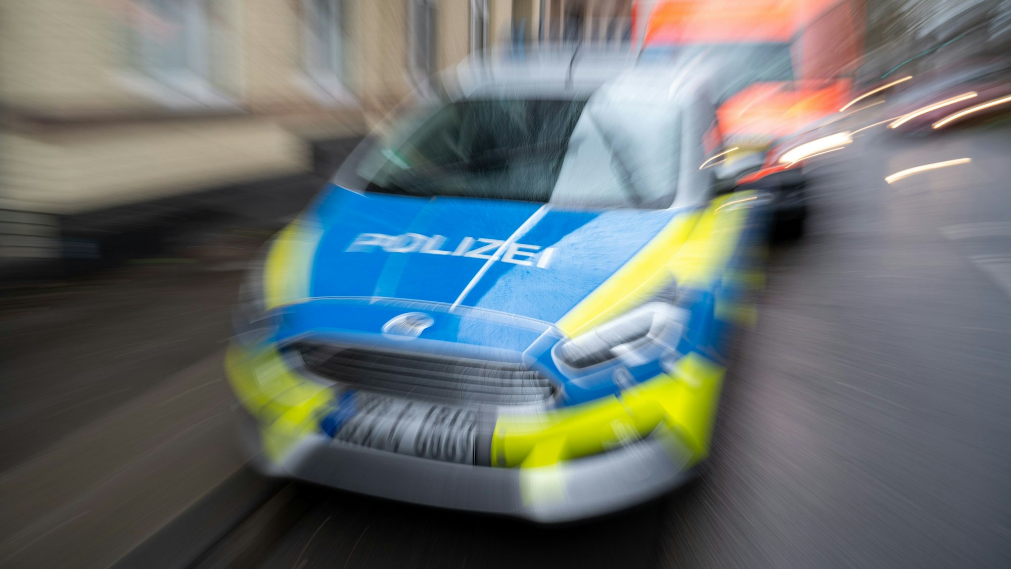 Ein Einsatzfahrzeug der Kölner Polizei von vorne.