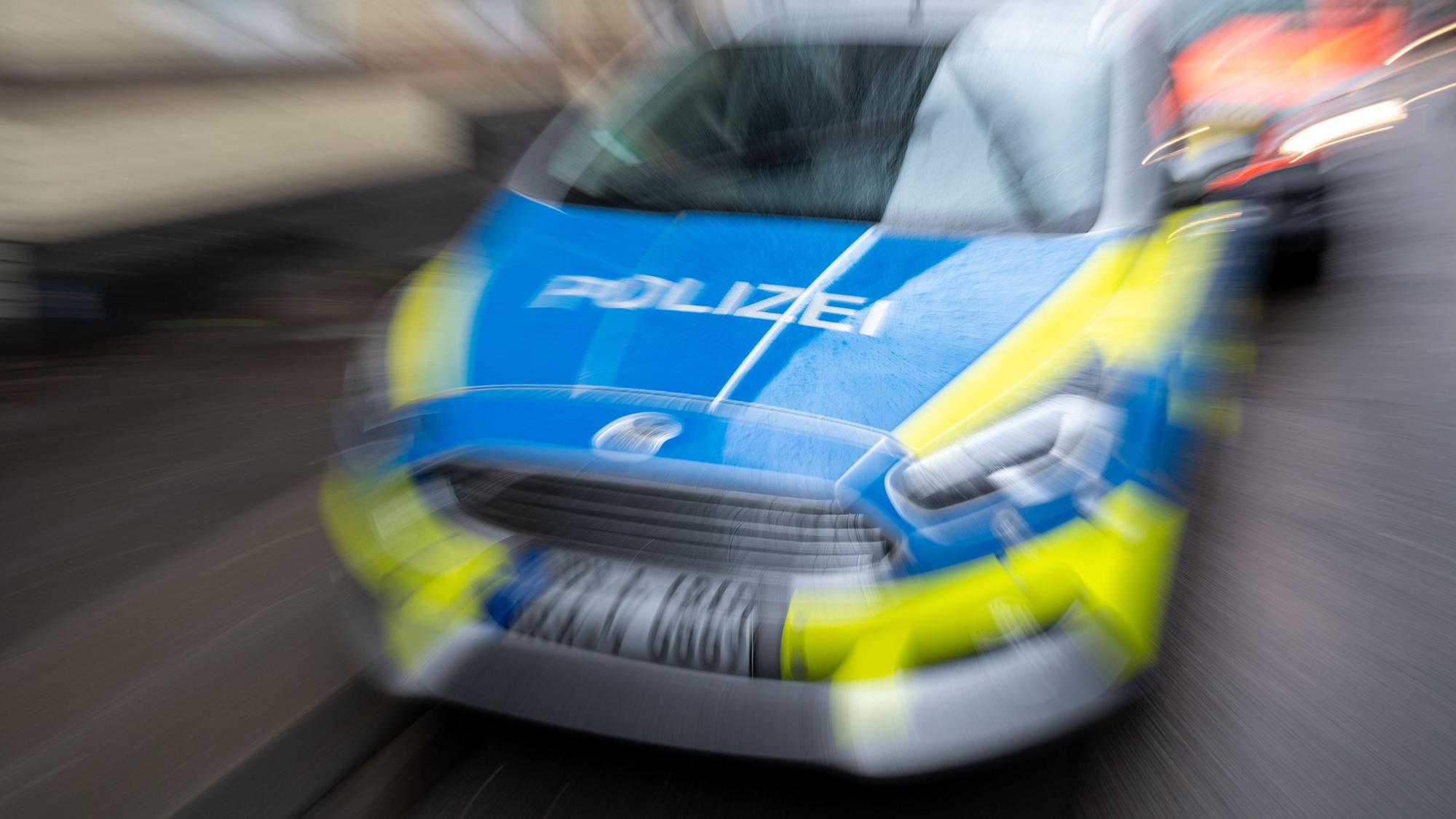 Einsatzfahrzeug der Köln Polizei. Kennzeichen NRW, Automarke Ford.