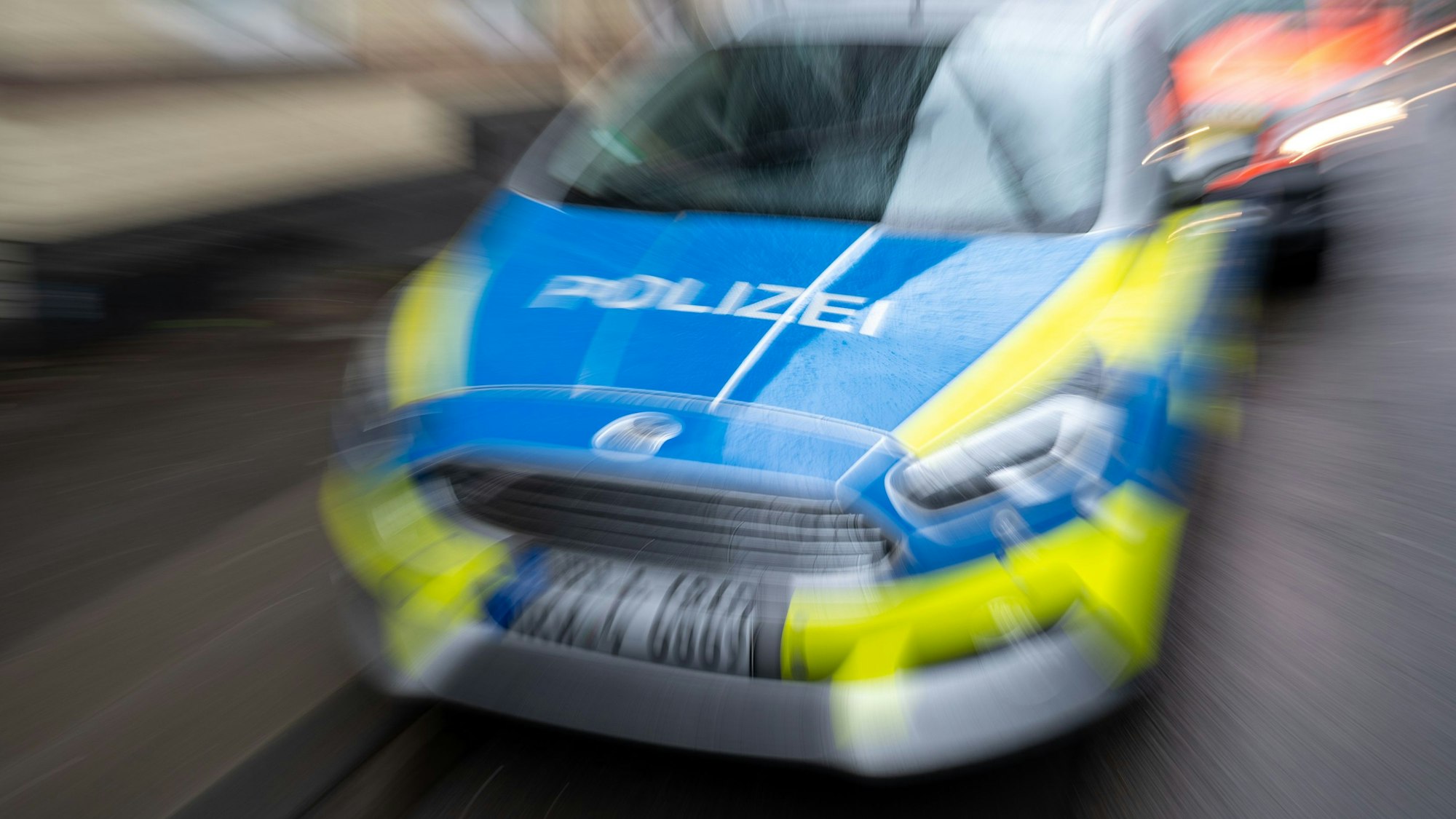 Einsatzfahrzeug der Köln Polizei. Kennzeichen NRW, Automarke Ford.