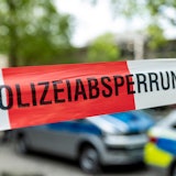 Ein Tatort ist mit Flatterband abgesperrt. Die Polizei befindet sich in Porz nach einer Explosion im Einsatz (Symbolbild)