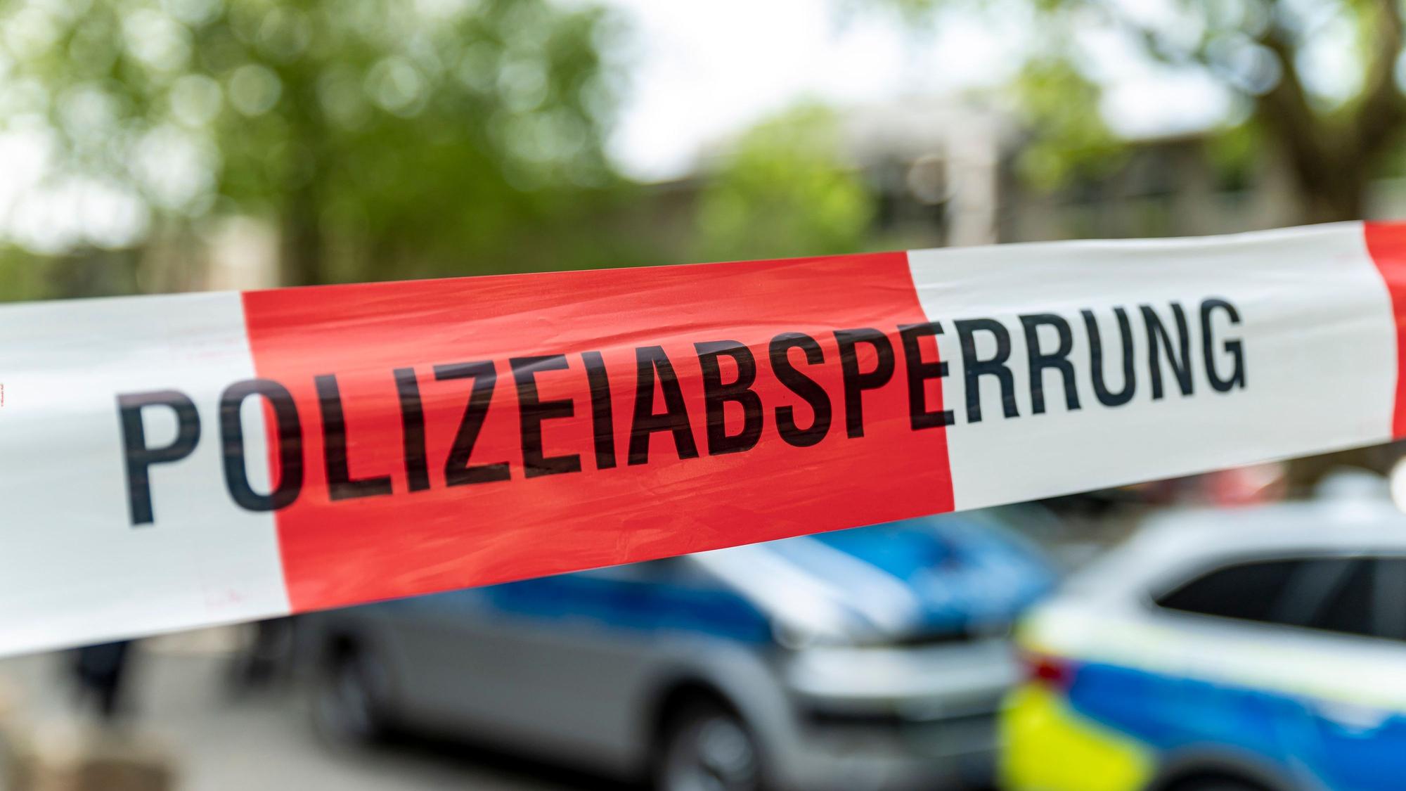 Ein mit Flatterband der Polizei NRW abgesperrter Bereich in der Kölner Innenstadt.