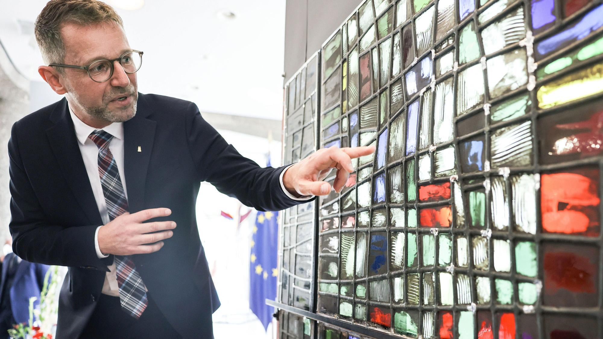 Der aktuelle Kölner Dombaumeister Peter Füssenich zeigte im Oktober 2022 eines der in Köln restaurierten Fenster der Pariser Kathedrale Notre-Dame.
