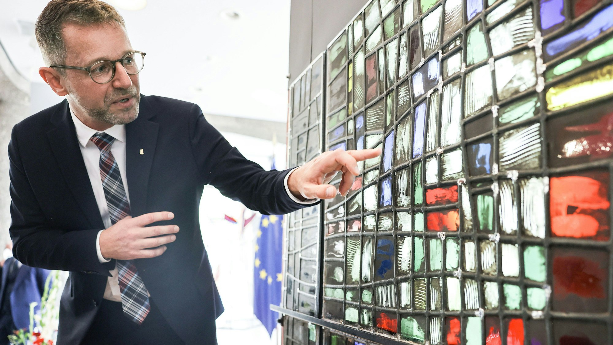 Der aktuelle Kölner Dombaumeister Peter Füssenich zeigte im Oktober 2022 eines der in Köln restaurierten Fenster der Pariser Kathedrale Notre-Dame.