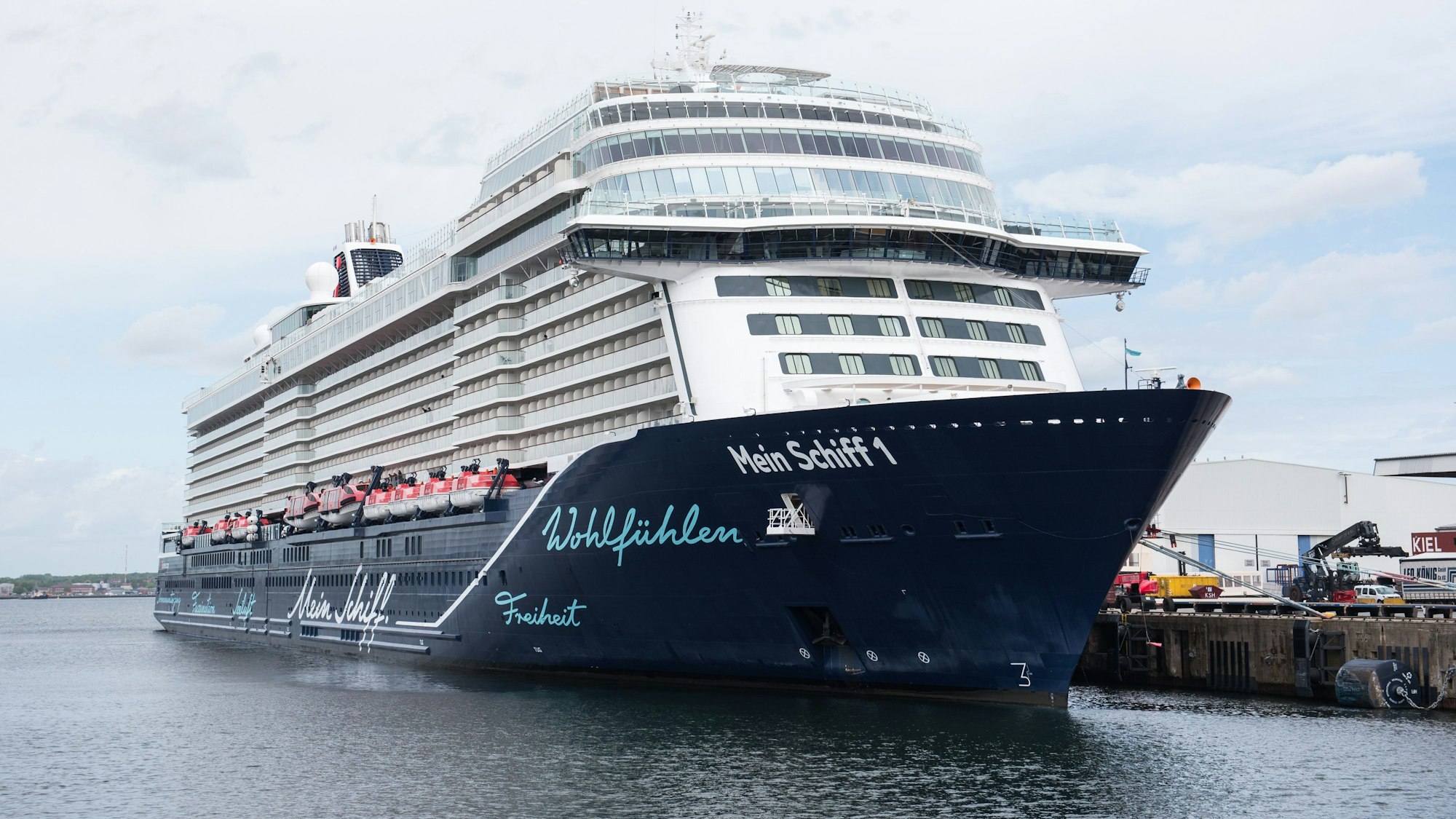Das TUI-Kreuzfahrtschiff „Mein Schiff 1“ liegt im Hafen.