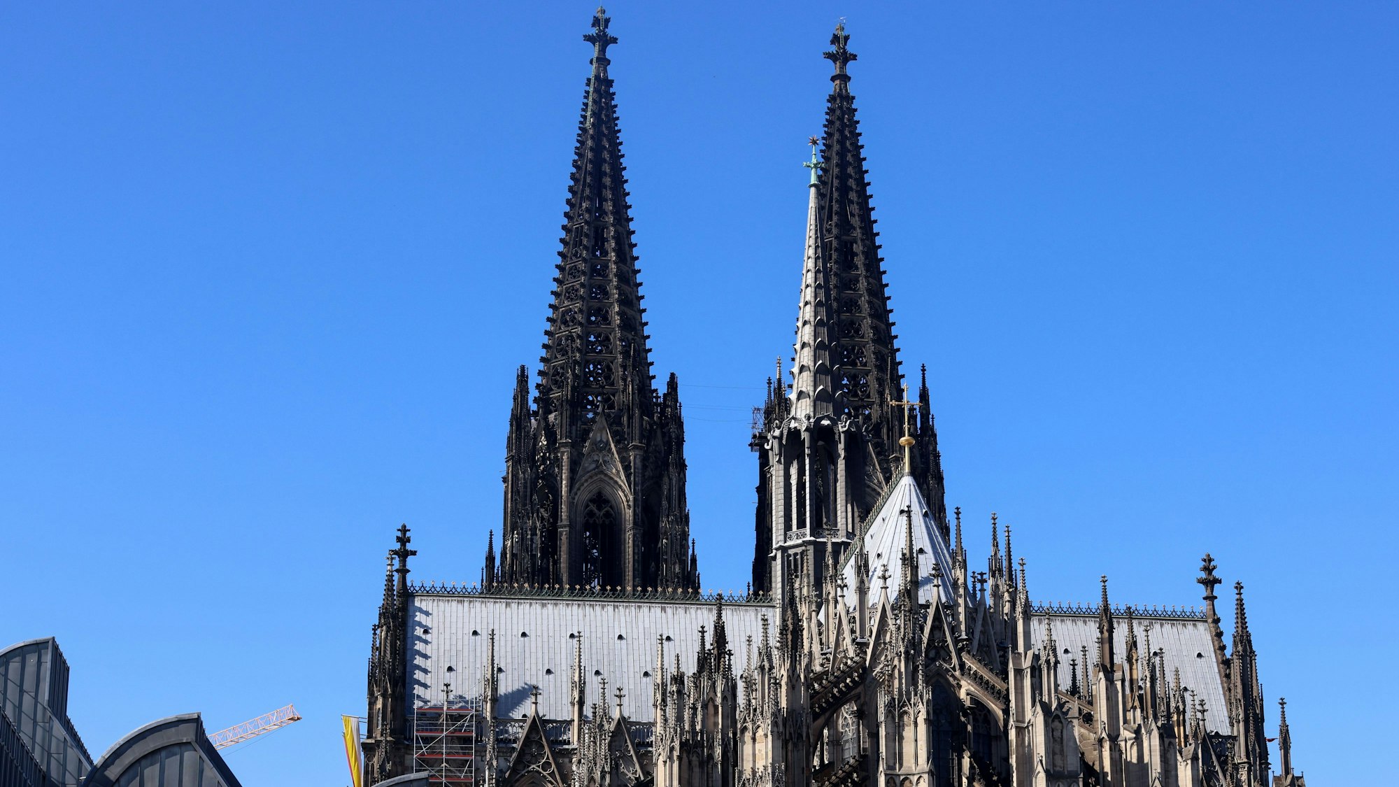 Blick auf die Ostseite Kölner Doms in Köln. Im Vordergrund links Teile des Museums Ludwig.