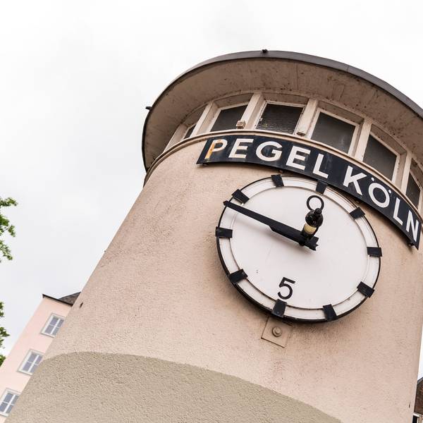 Die Anzeige am Pegelhaus Köln sieht auf den ersten Blick aus wie das Ziffernblatt einer Uhr.