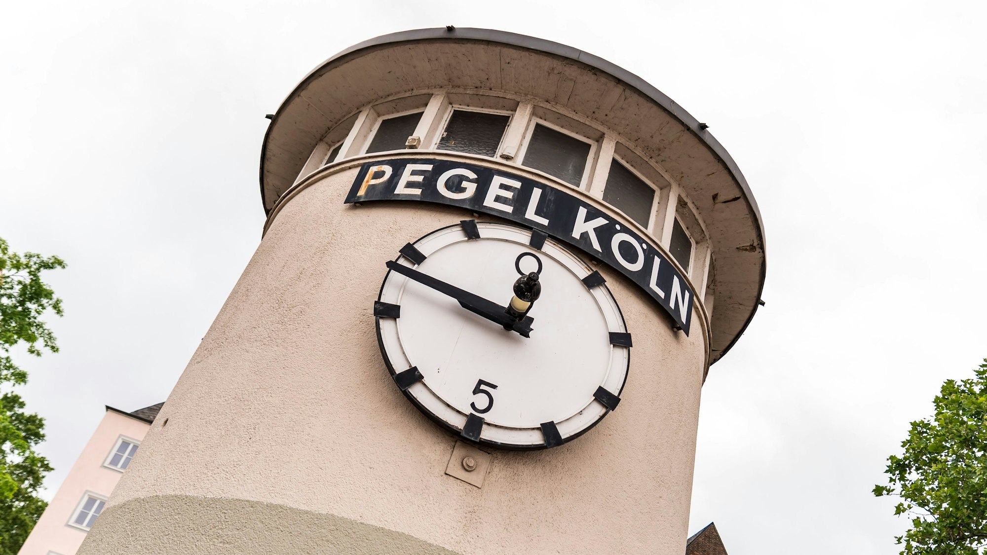 Die Anzeige am Pegelhaus Köln sieht auf den ersten Blick aus wie das Ziffernblatt einer Uhr.