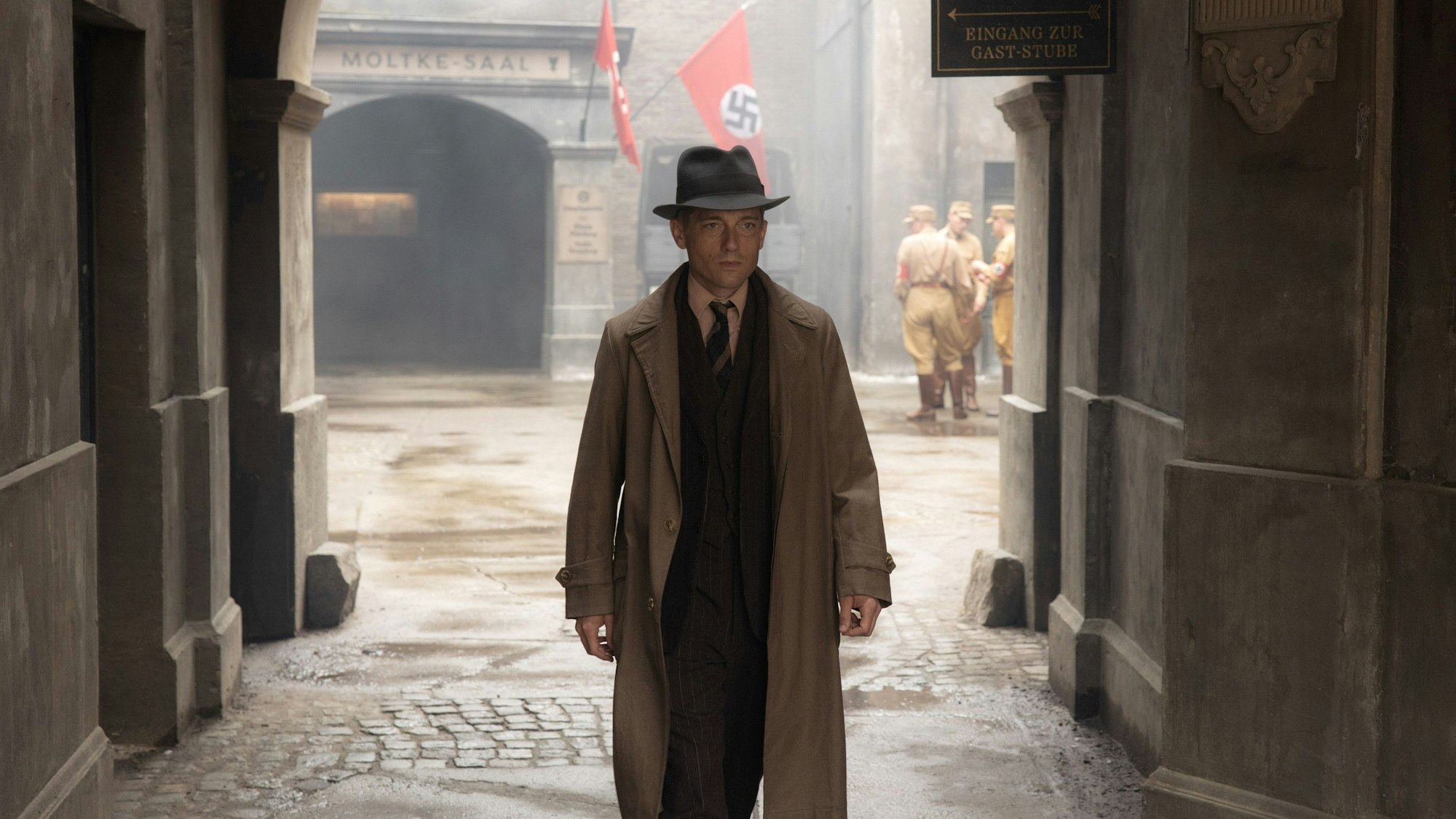 Gereon Rath (Volker Bruch) in einer Szene der vierten Staffel der Fernsehserie „Babylon Berlin“.