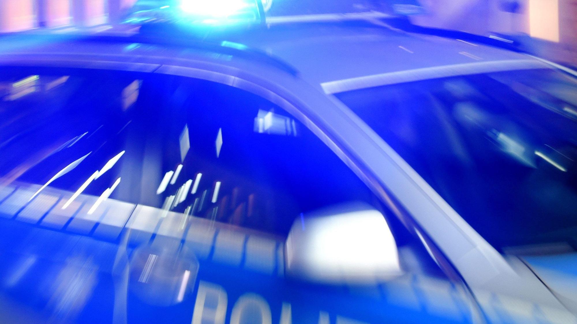 ARCHIV - 06.08.2015, Schleswig-Holstein, Flensburg: ILLUSTRATION - Ein Streifenwagen der Polizei steht mit eingeschaltetem Blaulicht auf der Strasse. (zu dpa «Derzeit neun gefährliche Orte in Schleswig-Holstein») Foto: Carsten Rehder/dpa +++ dpa-Bildfunk +++