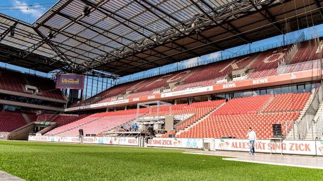 Blick auf eine Tribüne im Müngersdorfer Stadion in Köln.