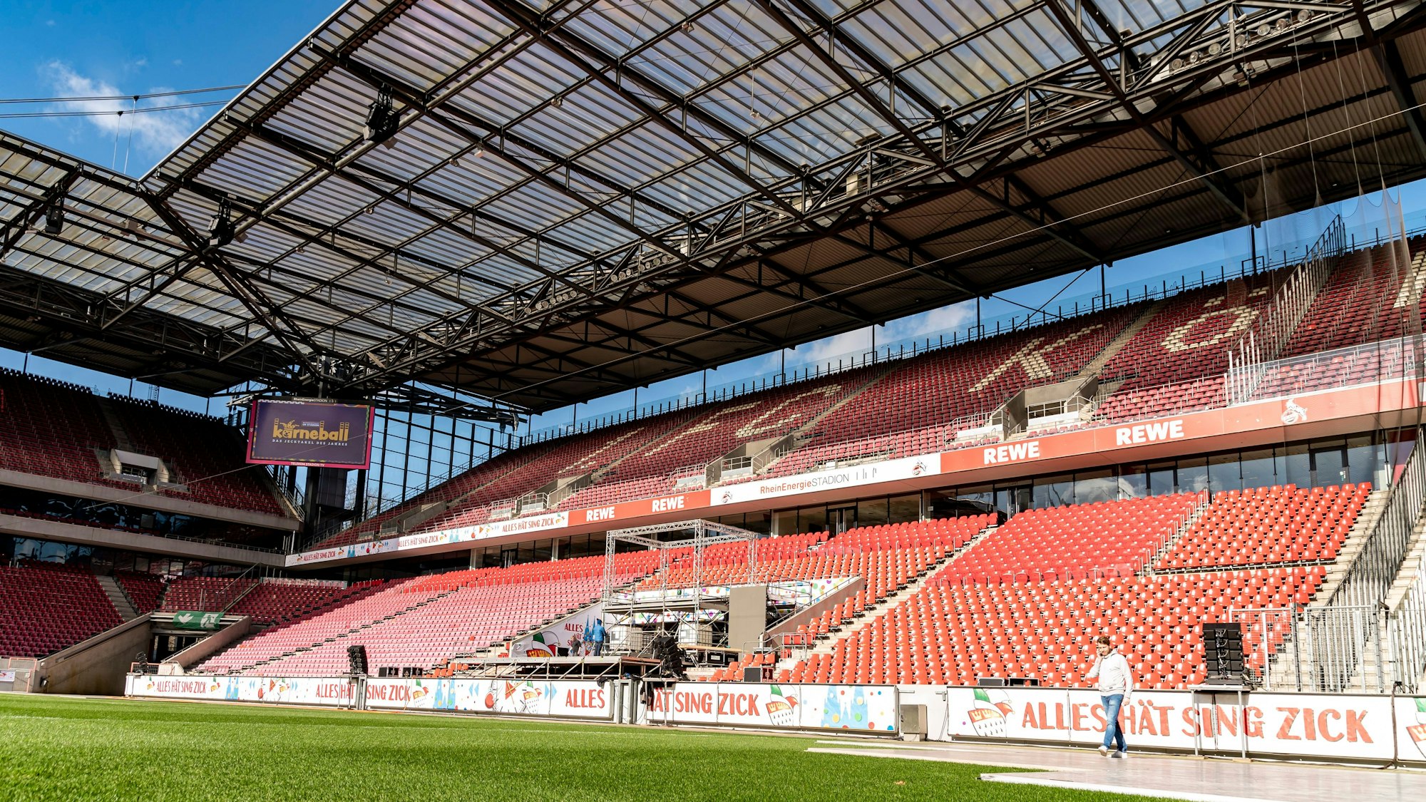 Blick auf eine Tribüne im Müngersdorfer Stadion in Köln.