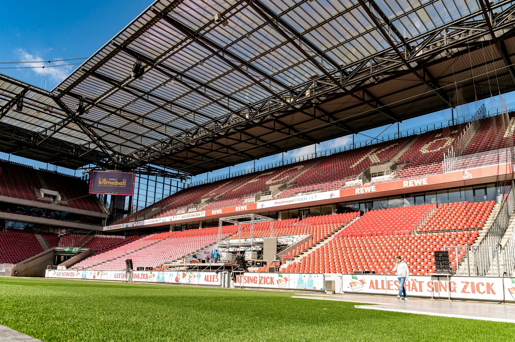 Die Tribüne des Rhein-Energie-Stadions in Köln-Müngersdorf