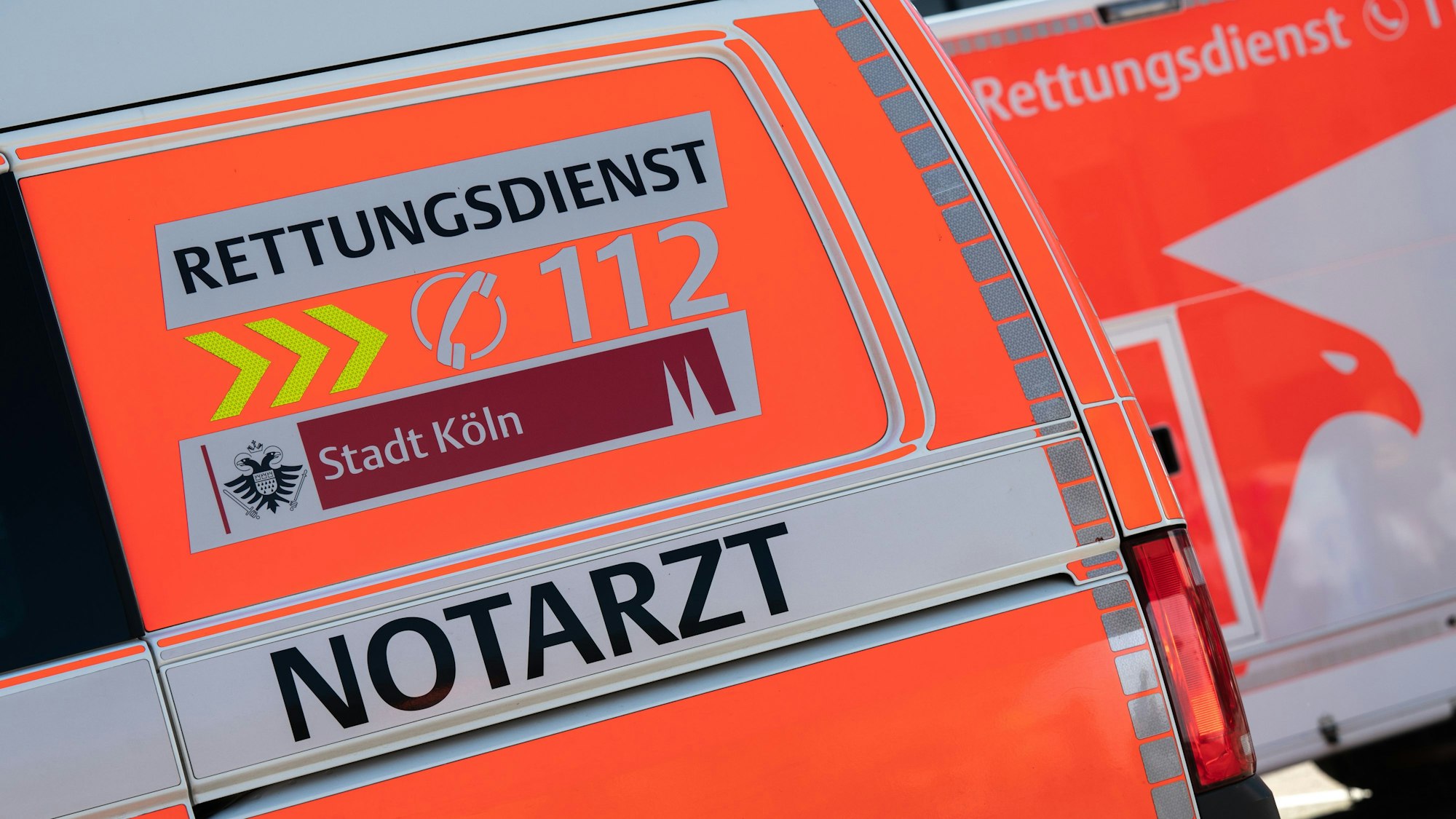 Ein Notarzteinsatzfahrzeug in Köln.