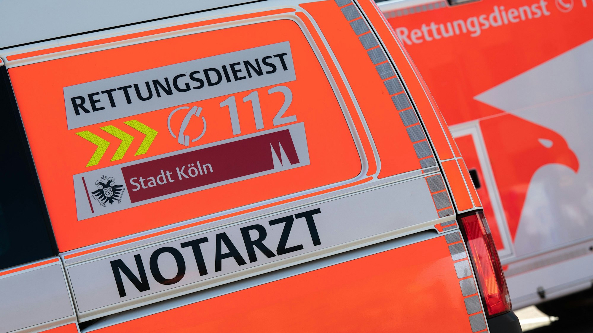 Blick auf ein Notarzteinsatzfahrzeug.