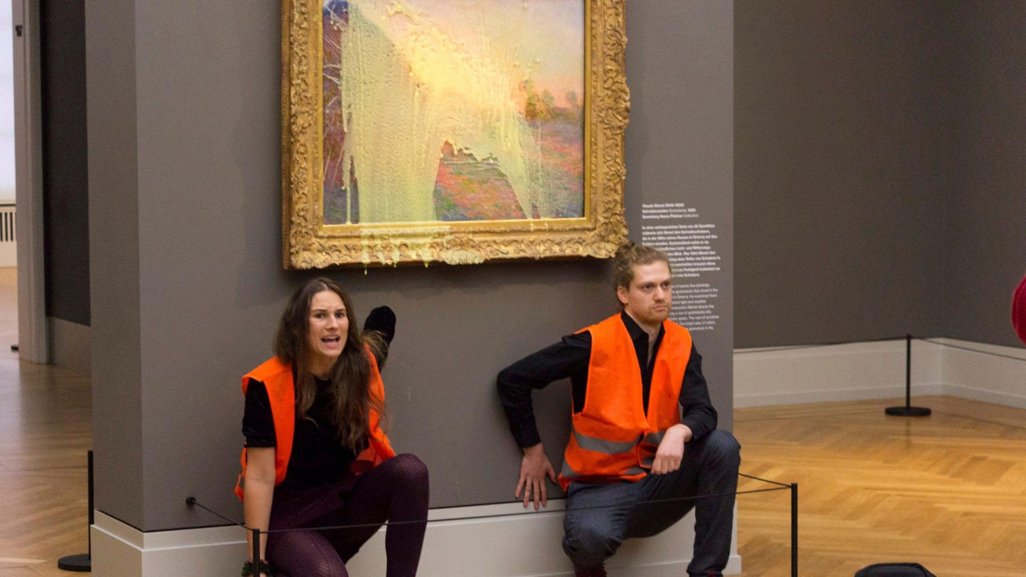 Zwei Aktivisten der Letzten Generation werfen Kartoffelbrei auf ein Monet-Gemälde im Potsdamer Museum Barberini