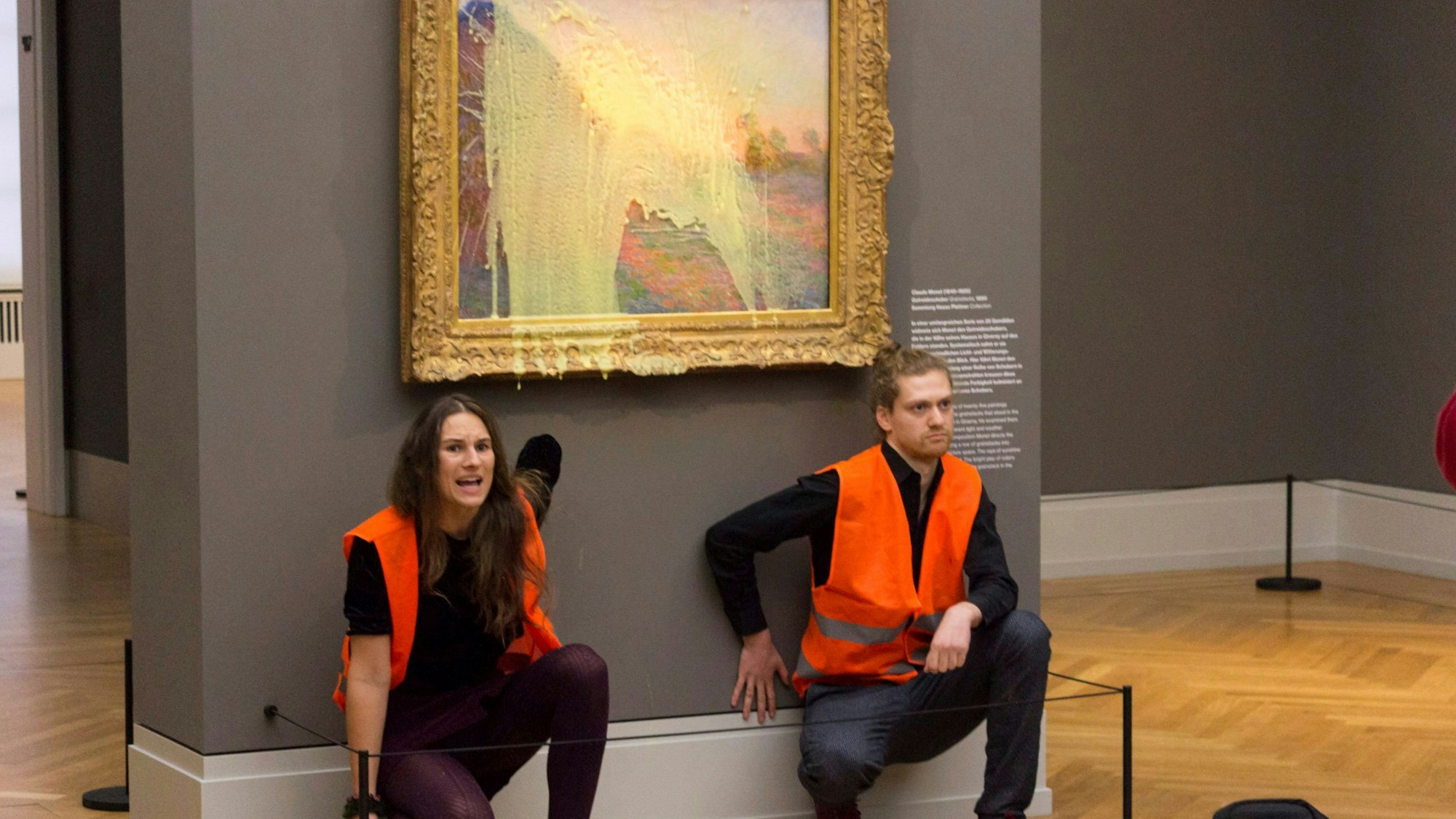 Zwei Aktivisten der Letzten Generation werfen Kartoffelbrei auf ein Monet-Gemälde im Potsdamer Museum Barberini