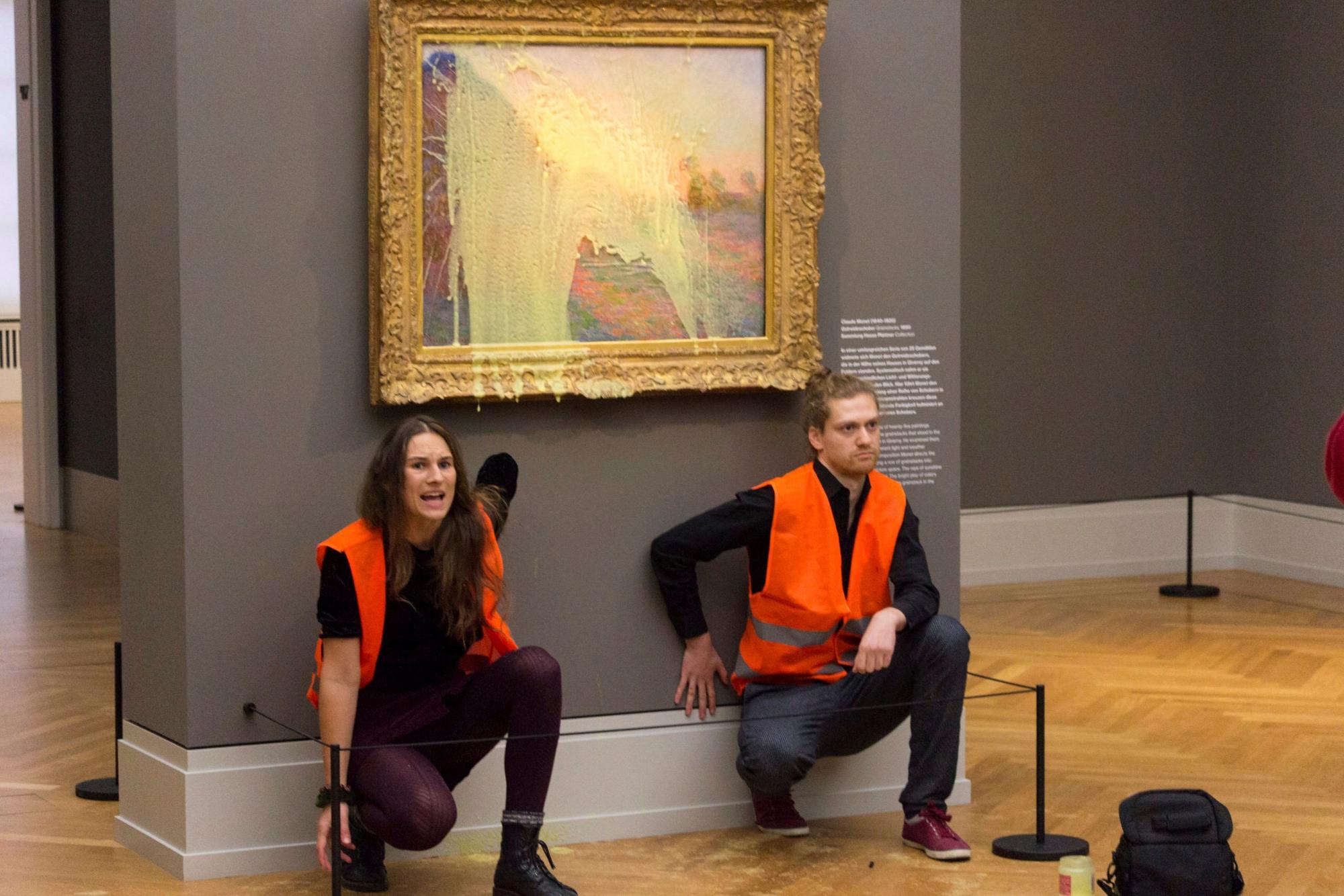 Klimaaktivisten der Klimaschutz-Protestgruppe «Letzte Generation», nachdem sie das Gemälde «Getreideschober» (1890) von Claude Monet im Potsdamer Museum Barberini mit Kartoffelbrei beworfen haben.