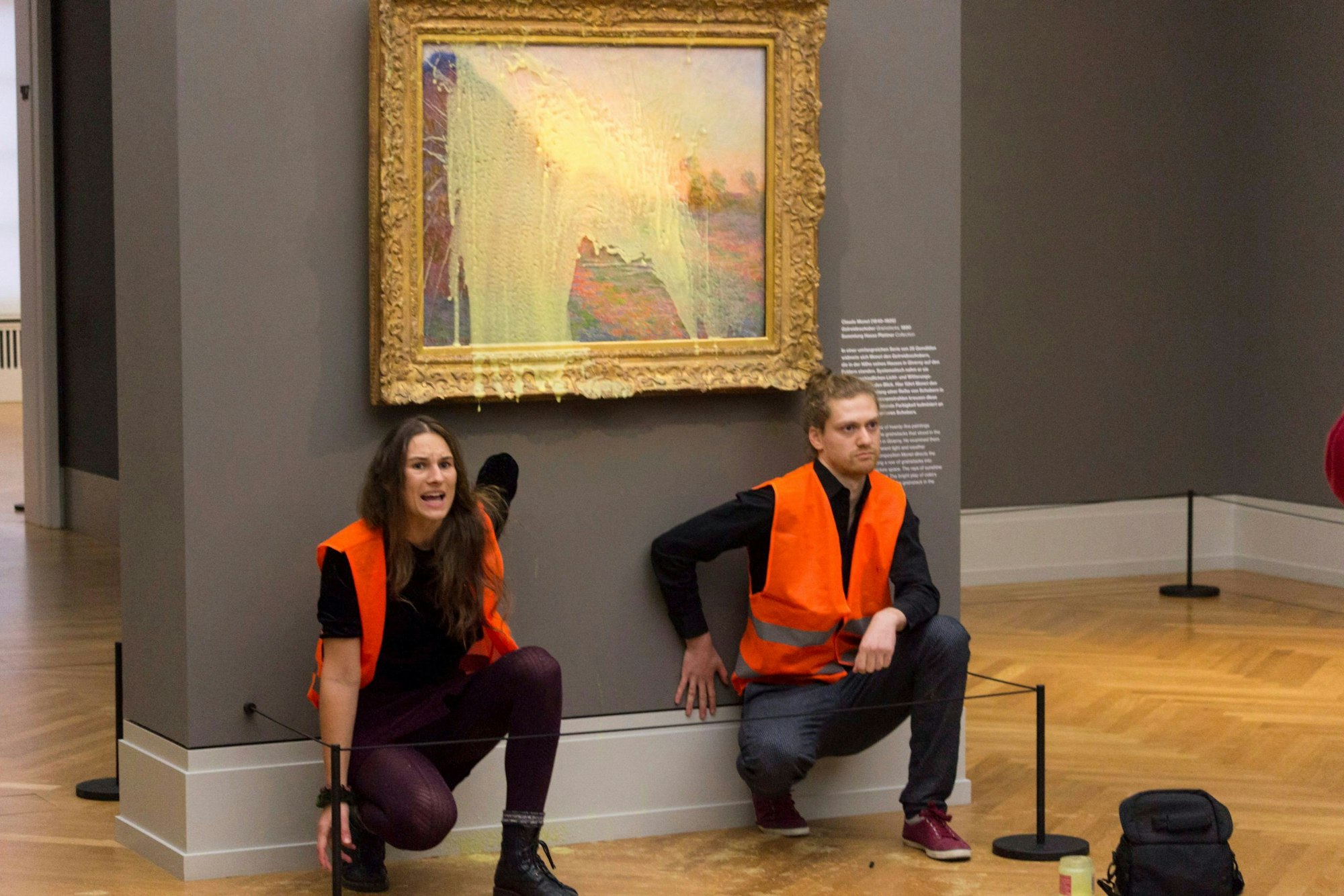 Klimaaktivisten der Klimaschutz-Protestgruppe «Letzte Generation», nachdem sie das Gemälde «Getreideschober» (1890) von Claude Monet im Potsdamer Museum Barberini mit Kartoffelbrei beworfen haben.