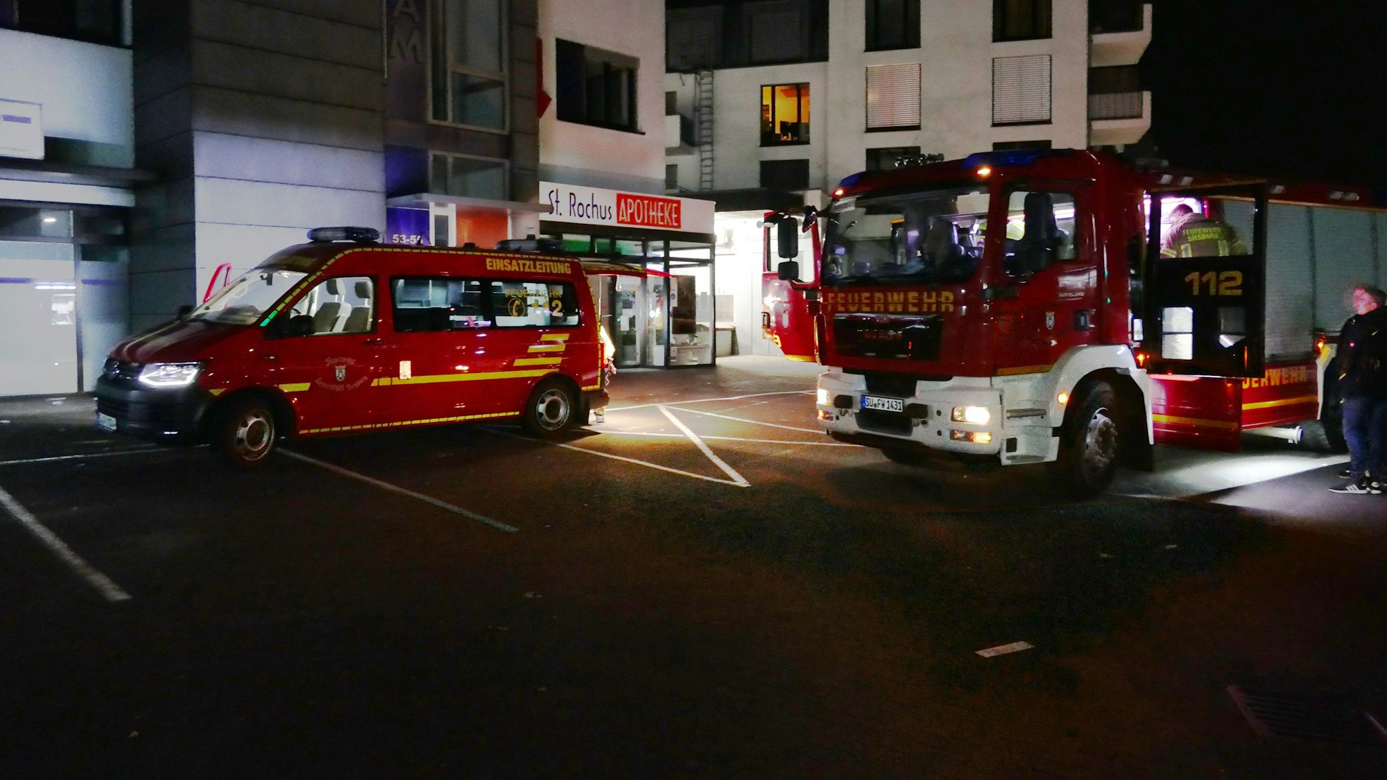In Siegburg-Kaldauen hat die Polizei einen Drogenfund gemacht, die Feuerwehr unterstützte sie beim Abtransport.