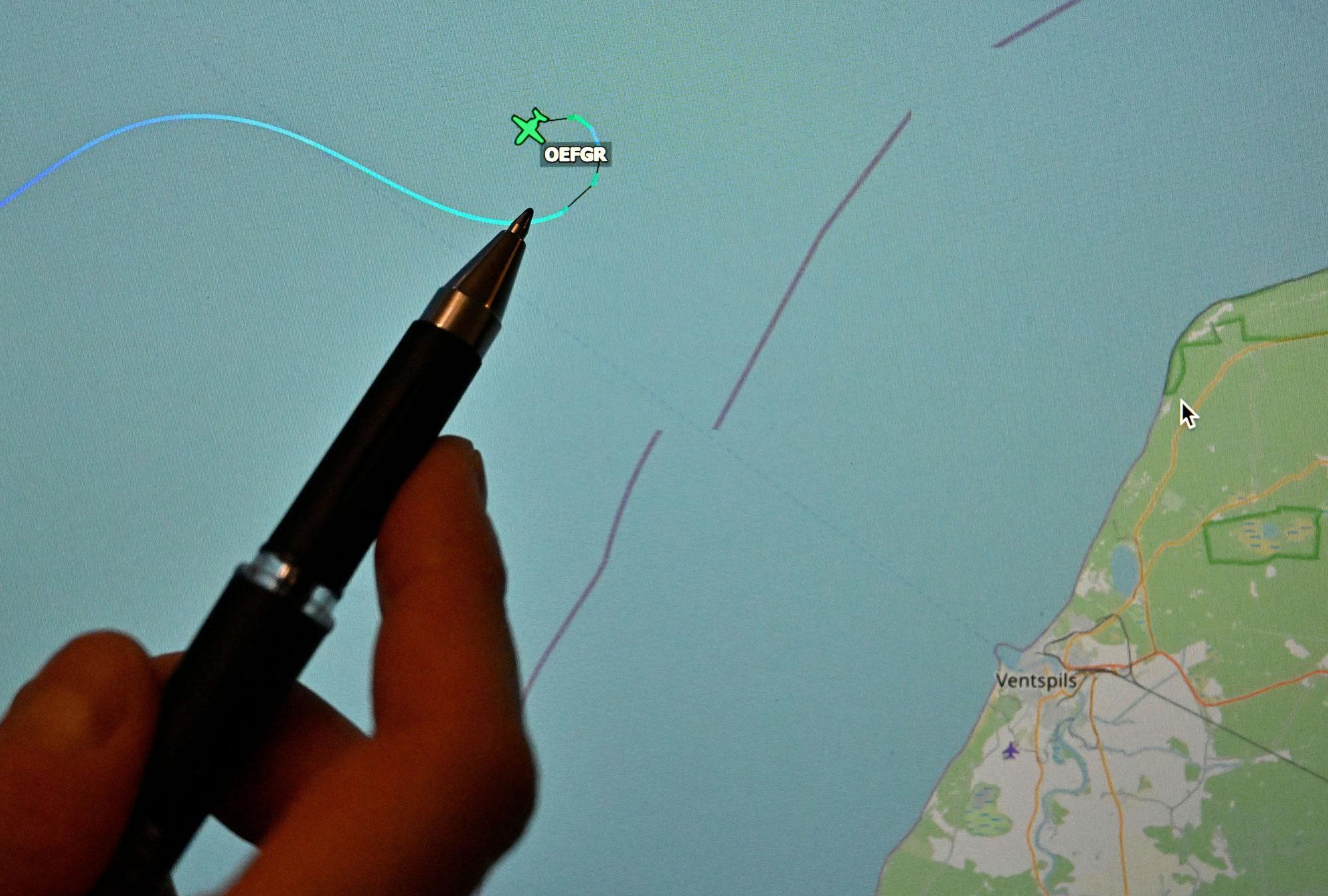 Eine Person zeigt mit einem Stift auf die letzte bekannte Position der Cessna mit der Kennung OE-FGR.