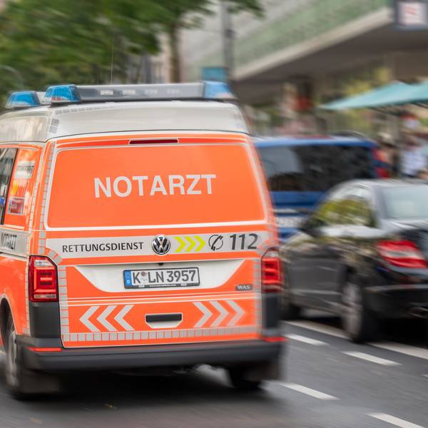 Notarztwagen auf der Kalker Hauptstraße.