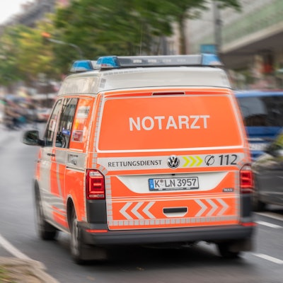 Notarztwagen auf der Kalker Hauptstraße.