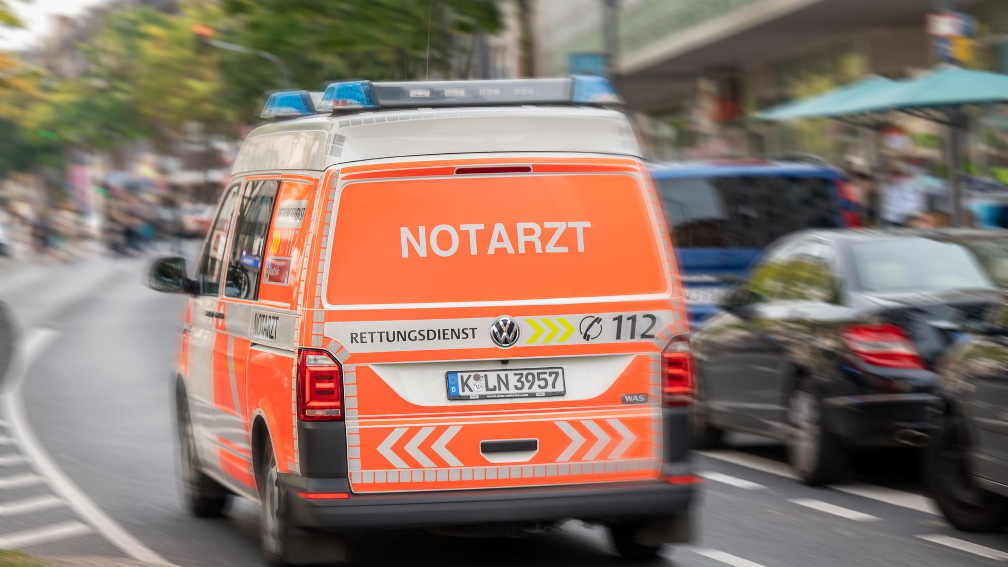 Ein Notarztwagen auf der Kalker Hauptsraße
