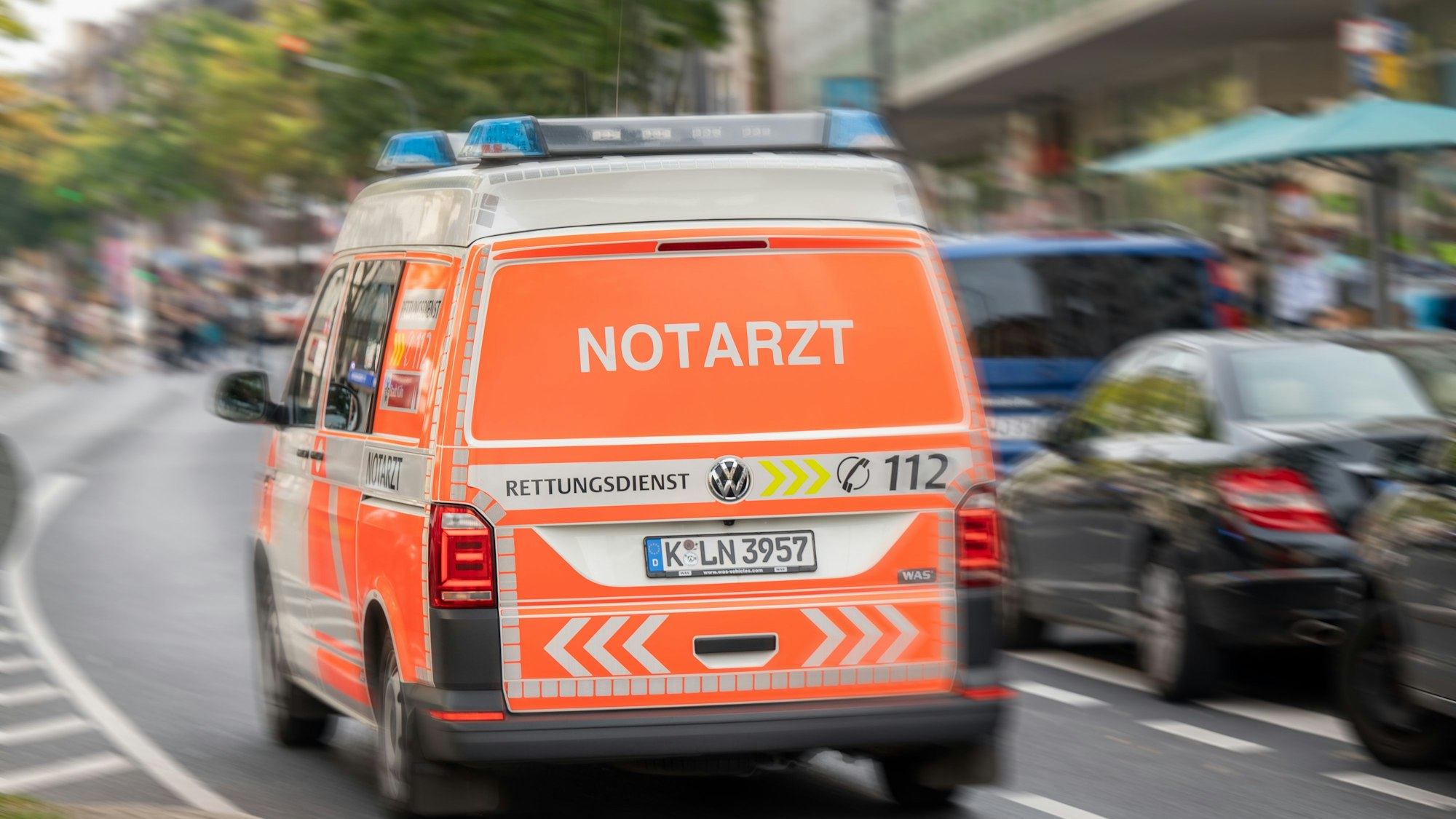 Ein Notarztwagen auf der Kalker Hauptsraße