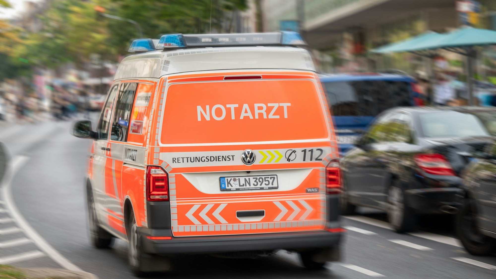 Notarztwagen auf der Kalker Hauptstraße.
