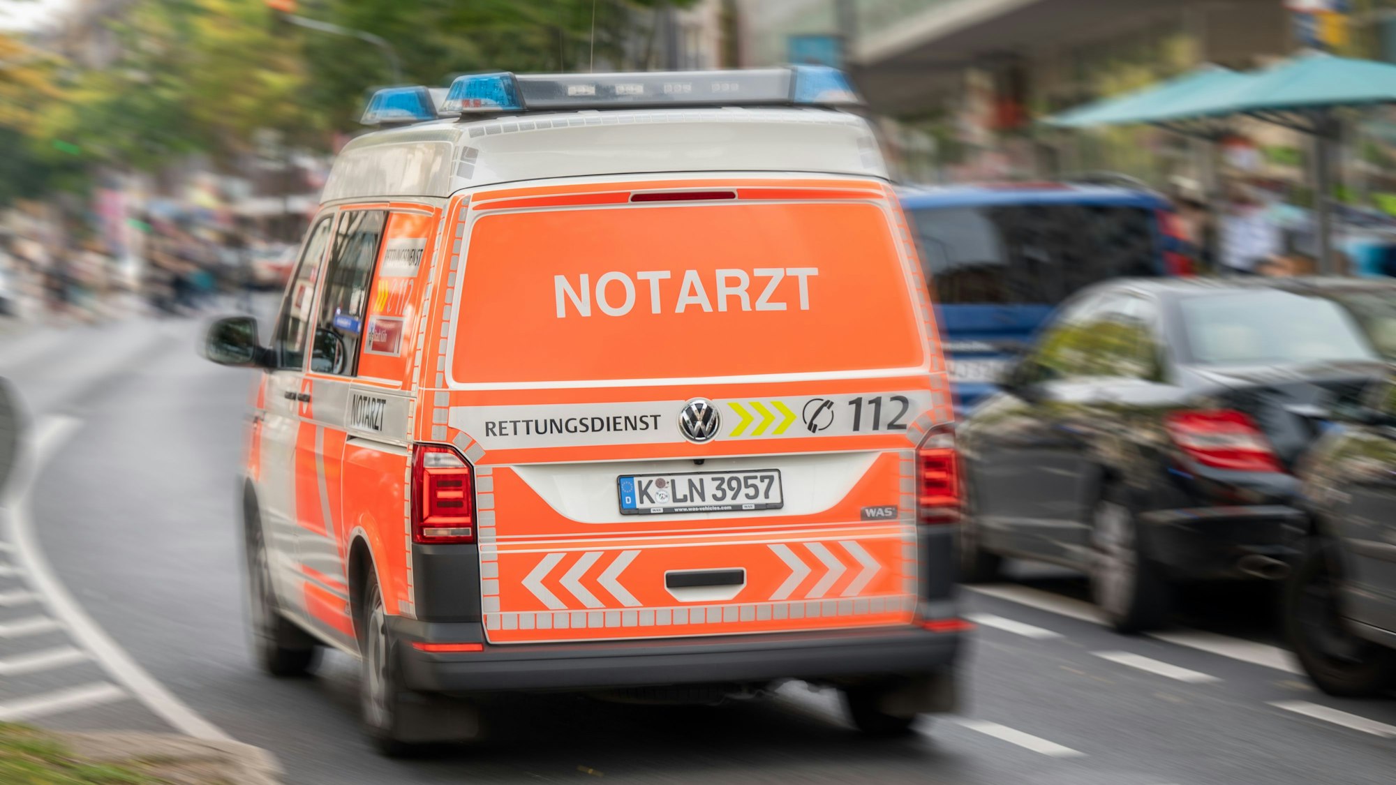 Ein Rettungswagen fährt auf einer Straße.