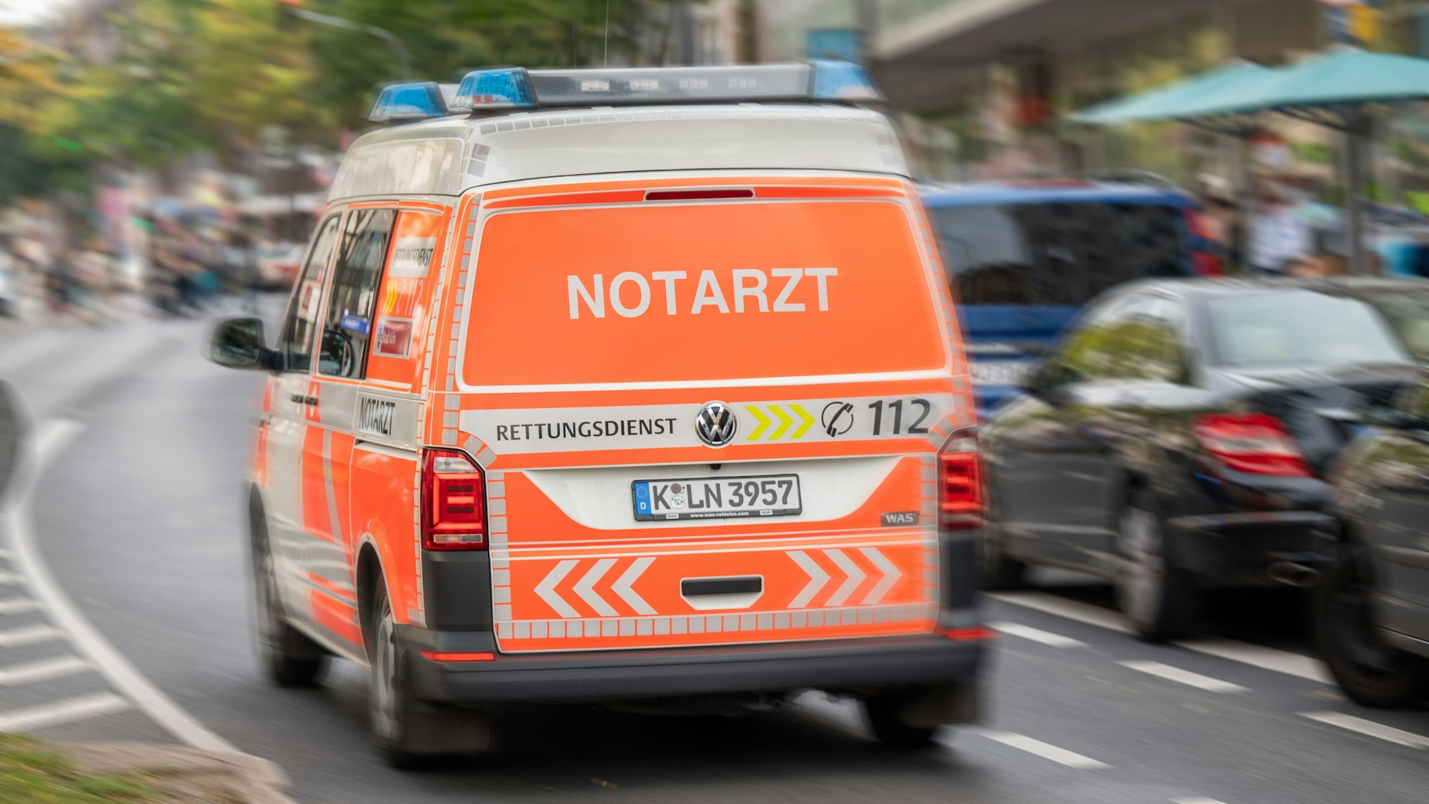 Notarztwagen auf der Kalker Hauptsraße