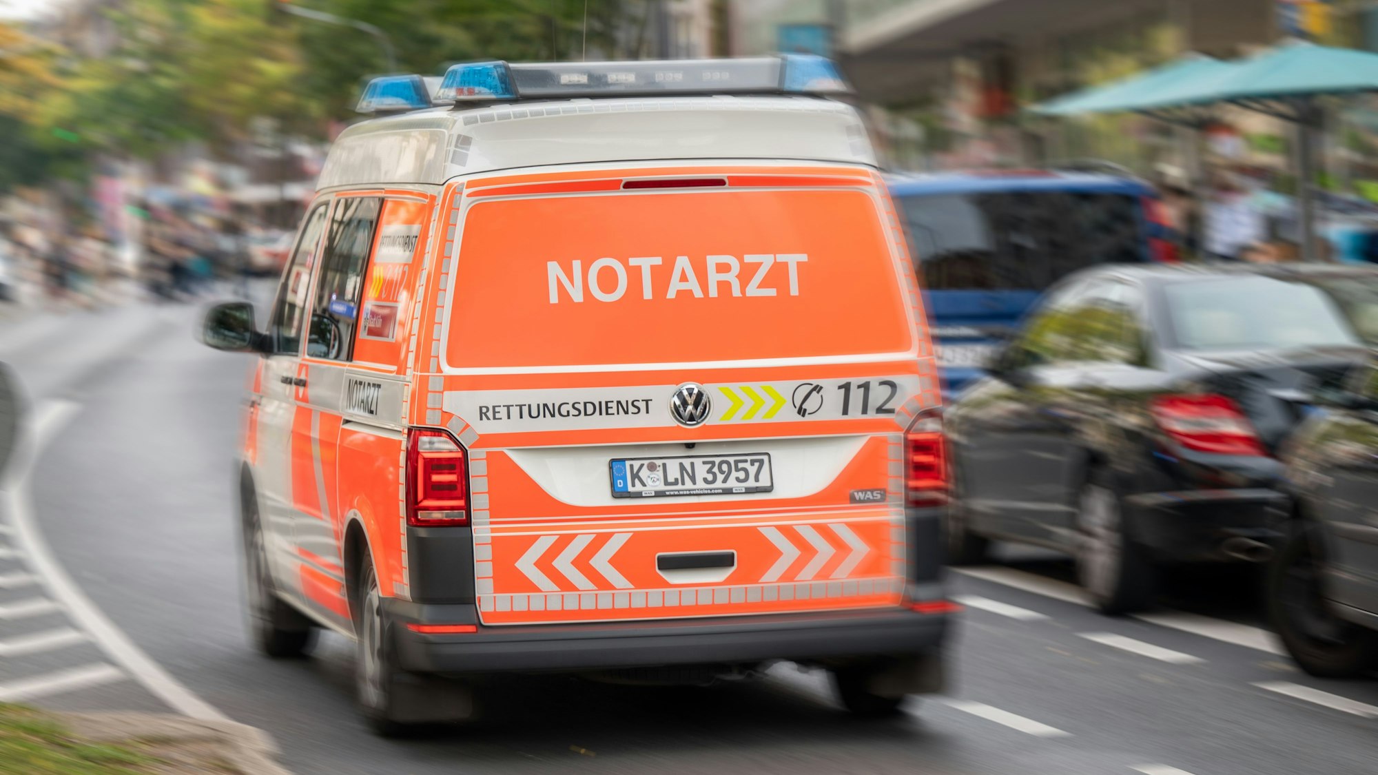 Notarztwagen auf der Kalker Hauptsrtaße.