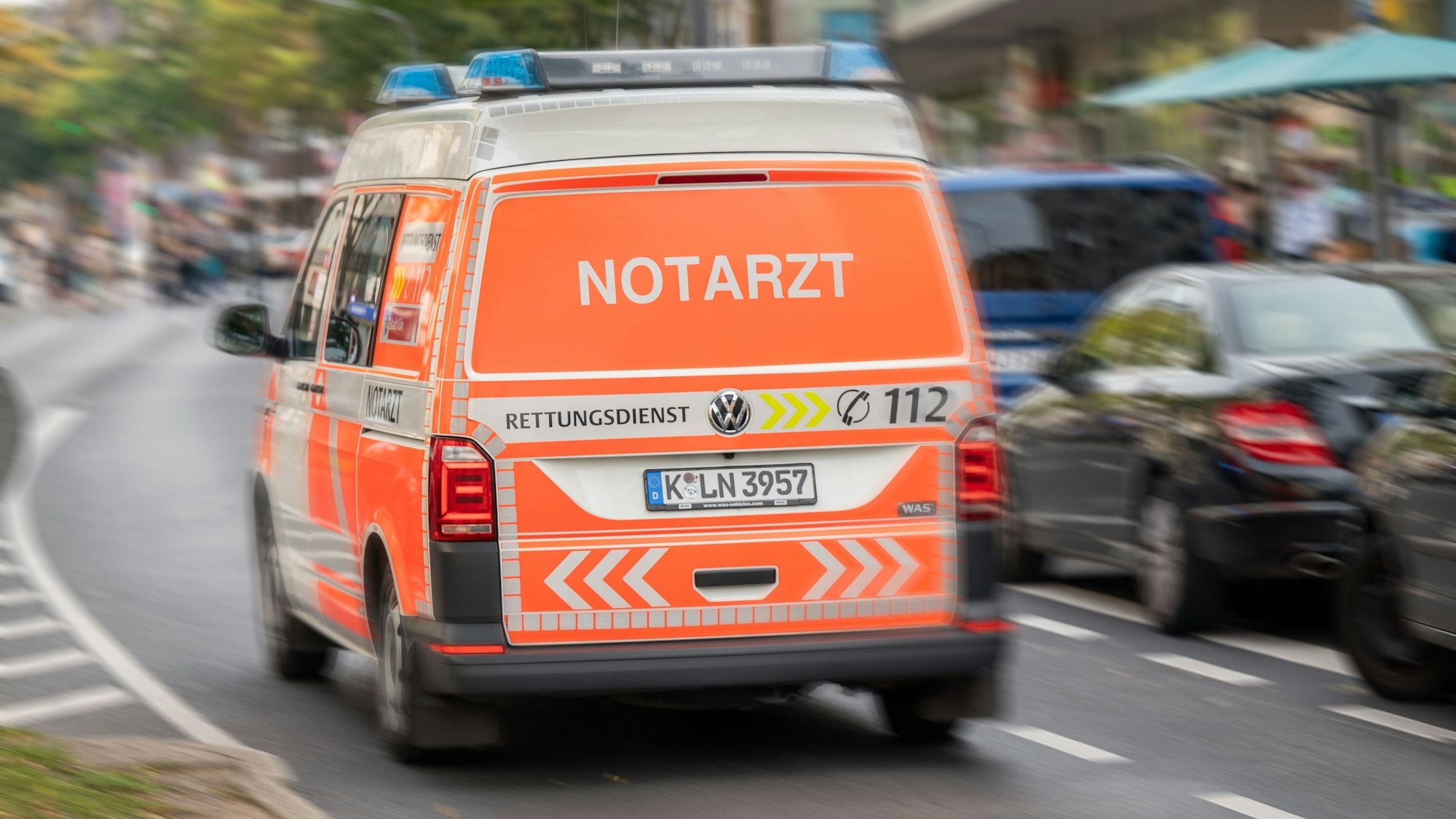 Das Foto zeigt einen Einsatzwagen der Rettungsdienste.