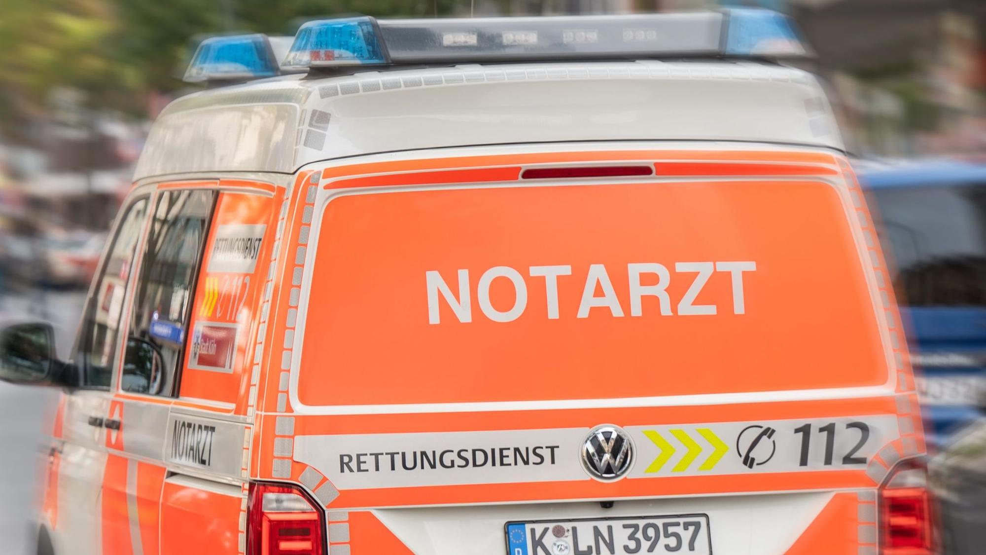 13.09.2021, Köln: Notarztwagen auf der Kalker Hauptsraße. Foto: Uwe Weiser