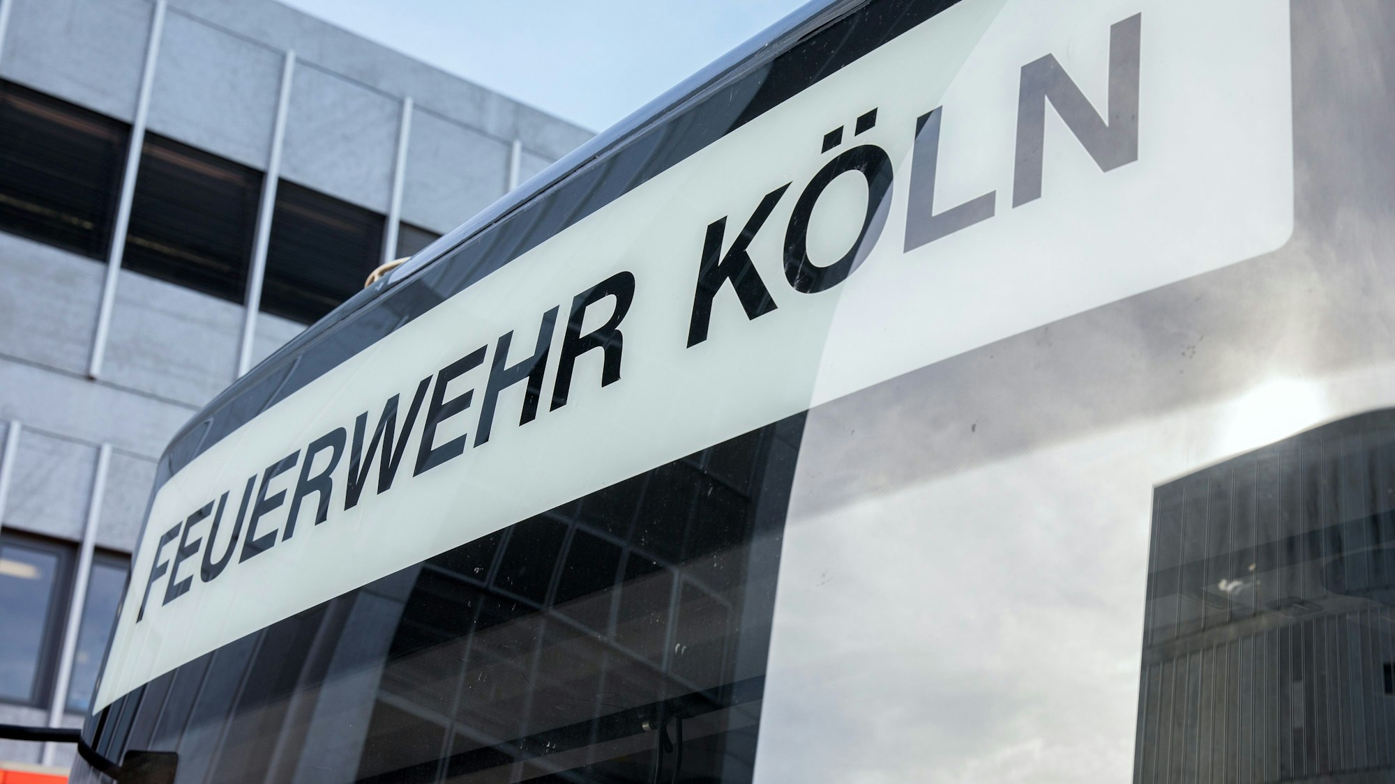 Die Aufschrift auf einem Einsatzfahrzeug der Kölner Feuerwehr